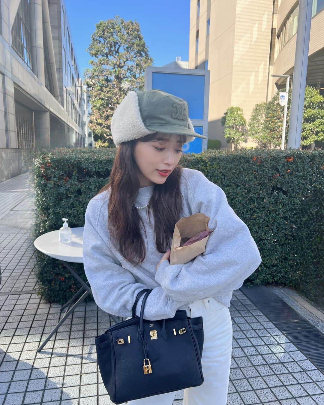 近藤千尋のインスタグラム：「お出かけ前🚘に、 farmers marketで買い出しして🍠🍊💕 レッツラゴー🤍 甘いお芋幸せの味でした🥹🍠  今年は何もプレゼント無いと思っていたひーぼぉくん、 ３９歳おめでとうの瞬間に カメラ回しながらサプライズ🎁渡したら とんでもない顔してたから またYouTube載せるねっ🤣💕笑  みんなもお天気がいいし 素敵な休日を過ごしてね☺️！！」