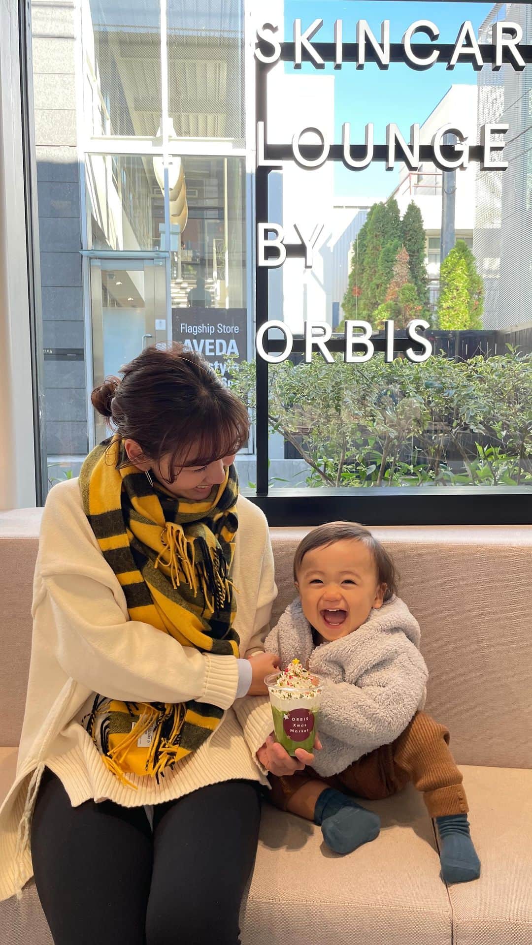 のインスタグラム：「表参道の『SKINCARE LOUNGE BY ORBIS』のクリスマス限定イベント『ORBIS Xmas Market』にまるちゃんと行ってきました♡ @orbis_jp  @skincare_lounge_by_orbis  イベントでは、ヨーロッパの伝統的なお祭りである「クリスマスマーケット」をコンセプトに、特別なお手入れとアイテムを“選ぶ”体験を楽しんできました🎄✨  今回を機会に、今後通い詰めちゃいそうです💕（新しく出来たルルレモン青山店の通りです） 入口も広々していて一階のカフェドリンクも、甘酒を使ったドリンクやスムージー、ハンドドリップのコーヒーもあって☕️お友達ともゆっくり過ごせました✨  そして2階にもこんな空間があったなんてー❤️ オルビスの製品を使ってお化粧直しなどが出来て、レッスン後にお出かけとかめちゃくちゃ助かりそう☺️ ※是非アプリ取得して会員登録してみてね。  最後はオルビスさんから提供いただいたイベント限定ドリンク『MOSS GREEN TREE』を頂いて、まるちゃんも私も楽しませて頂きました✨ 有難うございました☺️🙏  @orbis_jp  @skincare_lounge_by_orbis ＃オルビスクリスマスマーケット ＃スキンケアラウンジバイオルビス #PR#表参道#男の子ママ#1歳男の子#1歳ママ#美容#ピラティスインストラクター #ヨガインストラクター#ピラティストレーナー」