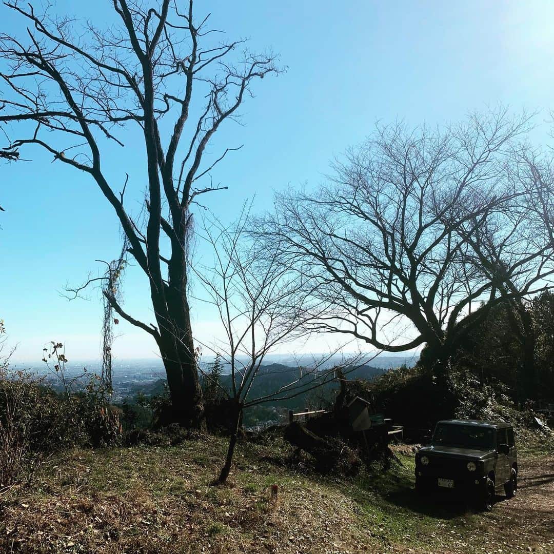 伊阪達也さんのインスタグラム写真 - (伊阪達也Instagram)「勝峰山の展望の所まで車で上がって、ちょっとゆっくりしてから 近くの林道探索 大入線から青梅側には抜けられなかったけど 梅の木線は入れた。最後は結局鉄の門があって通れなかったです。 石垣に上にある苔むした神社があった。 林道に一人で入ってくのやっぱり怖い（笑） #勝峰山 #大入線  #梅の木線 #林道探索  #一ノ護王神社  #ジムニー  #jb64」12月10日 14時18分 - tatsuyawr250x