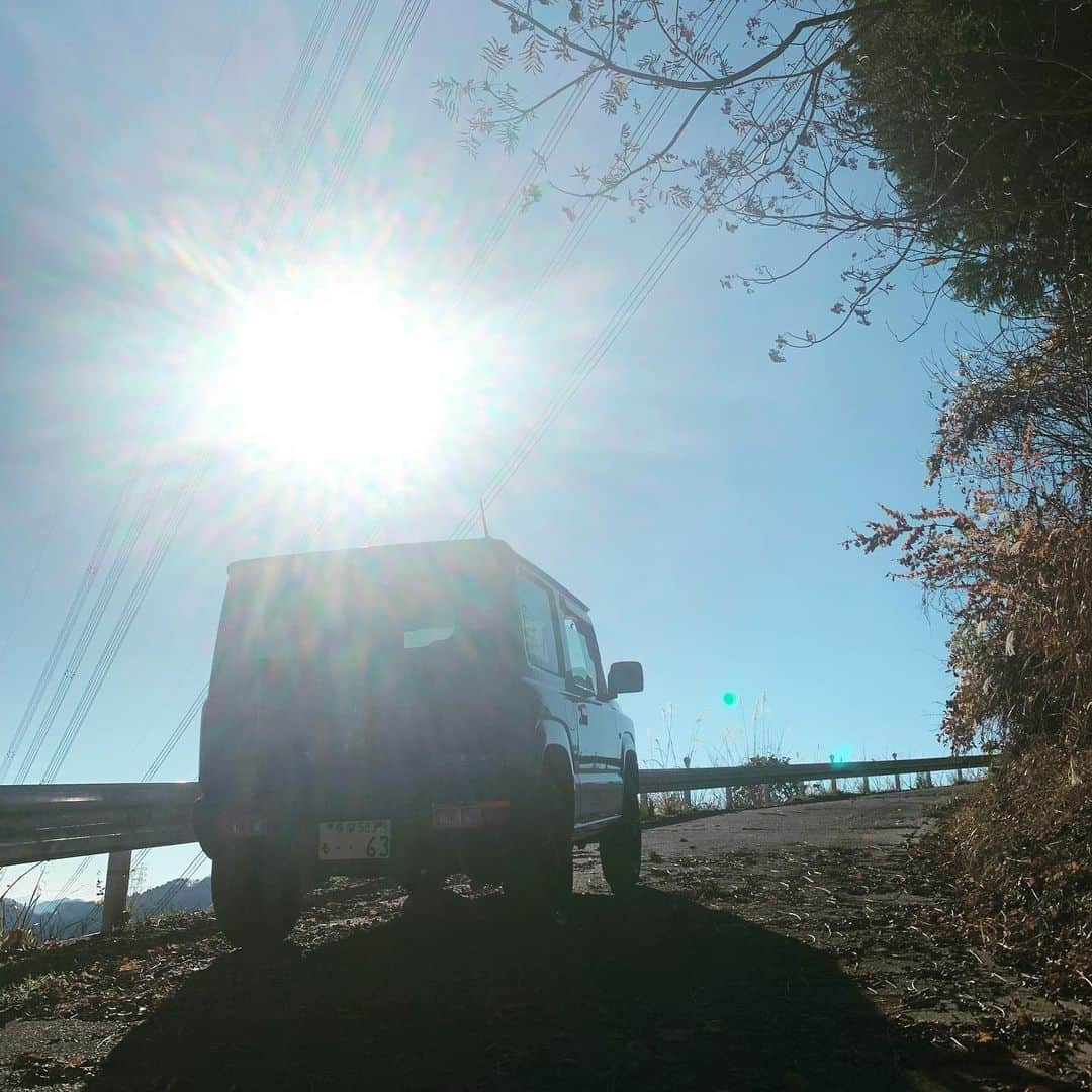 伊阪達也さんのインスタグラム写真 - (伊阪達也Instagram)「勝峰山の展望の所まで車で上がって、ちょっとゆっくりしてから 近くの林道探索 大入線から青梅側には抜けられなかったけど 梅の木線は入れた。最後は結局鉄の門があって通れなかったです。 石垣に上にある苔むした神社があった。 林道に一人で入ってくのやっぱり怖い（笑） #勝峰山 #大入線  #梅の木線 #林道探索  #一ノ護王神社  #ジムニー  #jb64」12月10日 14時18分 - tatsuyawr250x