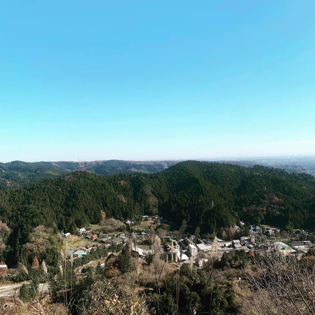 伊阪達也さんのインスタグラム写真 - (伊阪達也Instagram)「勝峰山の展望の所まで車で上がって、ちょっとゆっくりしてから 近くの林道探索 大入線から青梅側には抜けられなかったけど 梅の木線は入れた。最後は結局鉄の門があって通れなかったです。 石垣に上にある苔むした神社があった。 林道に一人で入ってくのやっぱり怖い（笑） #勝峰山 #大入線  #梅の木線 #林道探索  #一ノ護王神社  #ジムニー  #jb64」12月10日 14時18分 - tatsuyawr250x