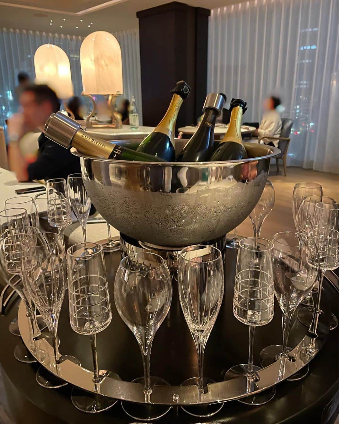 坂井雪乃のインスタグラム：「SÉZANNE🥂✨✨  クラシックでありながら軽やかで美しいお料理と多彩なシャンパーニュセレクションが嬉しい🥂💓 シェフも気さくで優しい方でした☺️✨  #フレンチ #シャンパン  #champagne #ディナー #dinner #銀座 #sezanne #ミシュラン」
