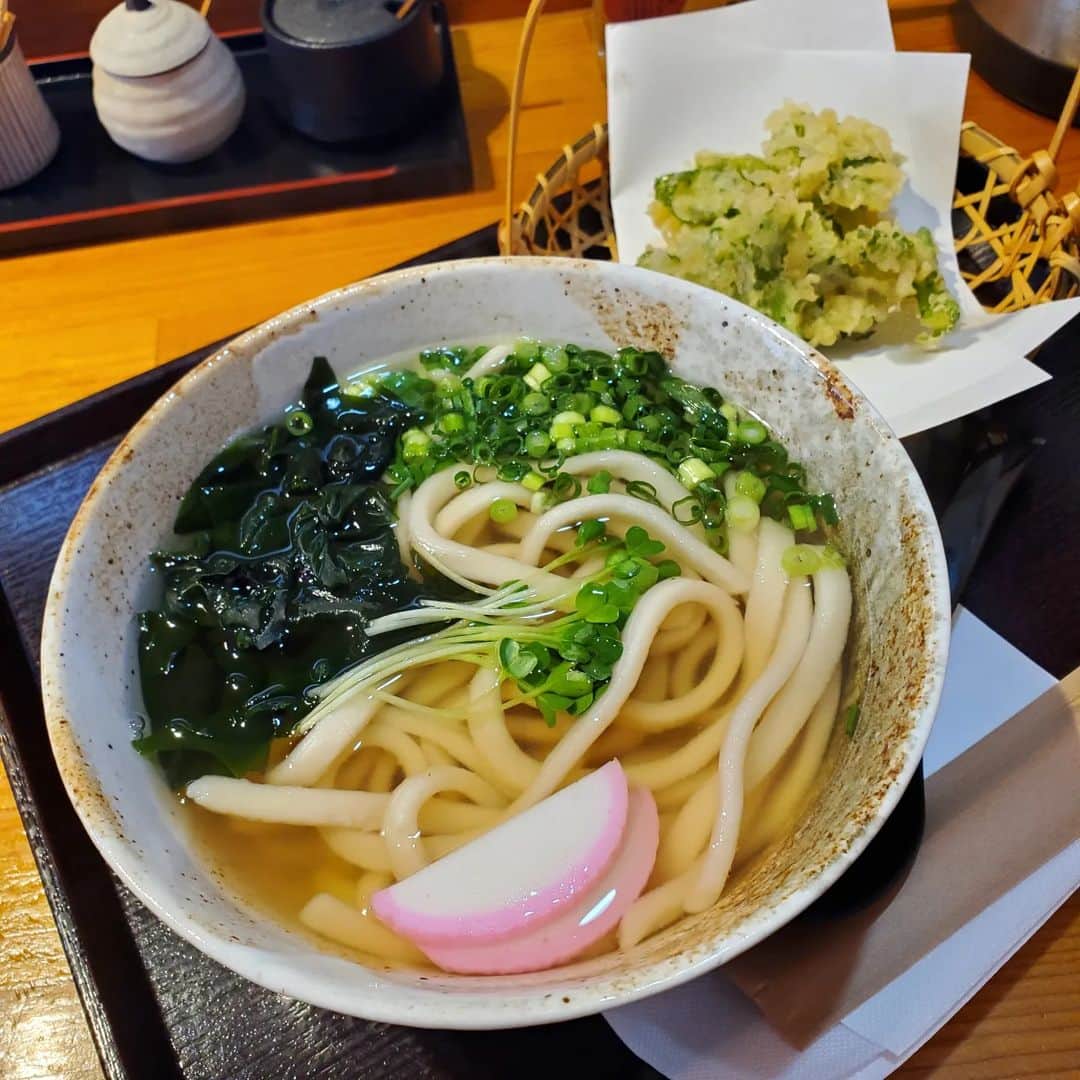 のインスタグラム：「参拝後に一杯🍜  昔ながらのふんわり、柔らか麺に 優しい塩味のお出汁がマッチ👍 ごぼう天と菜の花天をトッピング😋  #太宰府市 #太宰府グルメ  #さいふうどん #木村製麺所  #うどん #ごぼう天 #菜の花天」