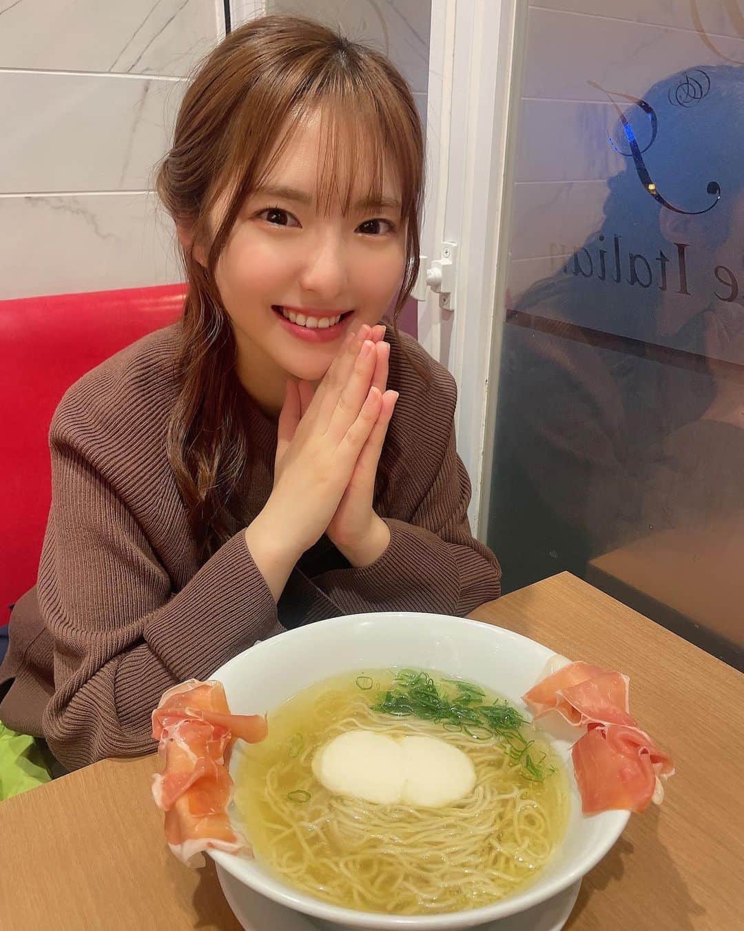 大塚七海のインスタグラム：「市ヶ谷にある ドゥエイタリアン🍜  お店の名前からしてオシャレですよね！！ 外観も、ラーメンのお味も、全ておシャンティでした笑！  私は、らぁ麺生ハムフロマージュを注文しました！ 真ん中にチーズがどーんと乗っていて、お皿の縁に生ハムが添えられています😮スープは、とってもコクがあり、あぁ、これチーズに合うなぁって思いながら食べていました笑 生ハムのしょっぱさがラーメンにマッチしていましたよ〜  最後はご飯を入れてリゾット風に🫡 玄米なのがまた嬉しかったです☺️  #ドゥエイタリアン さん　#市ヶ谷　#東京ラーメン #東京グルメ　#なな麺　#ラーメン #らーめん  #ラー活 #麺活 #麺スタグラム #麺 #ラーメン大好き #ラーメン巡り #ラーメンインスタグラム #ラーメン好きな人と繋がりたい #拉麺 #라면 #ramen #japanesefood #foodstagram #instafood #foodstagram #foodphotography #noodles #noodle」