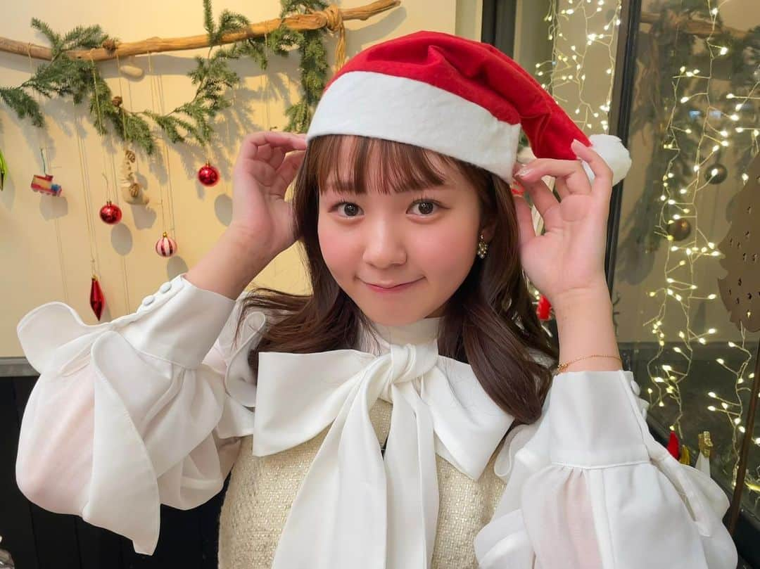 冨田有紀さんのインスタグラム写真 - (冨田有紀Instagram)「16:55〜「ブロードウェイ クリスマス・ワンダーランド」 須黒アナと藤井アナと出演しております✨ 是非ご覧ください！  #収録中にダンス留学を思い出した #クリスマスワンダーランド #衣装 👗 blouse #AnMILLE onepiece #efla  いつも素敵な衣装をご用意してくださるスタイリストさんに感謝😌」12月10日 15時55分 - _yuki_tomita_