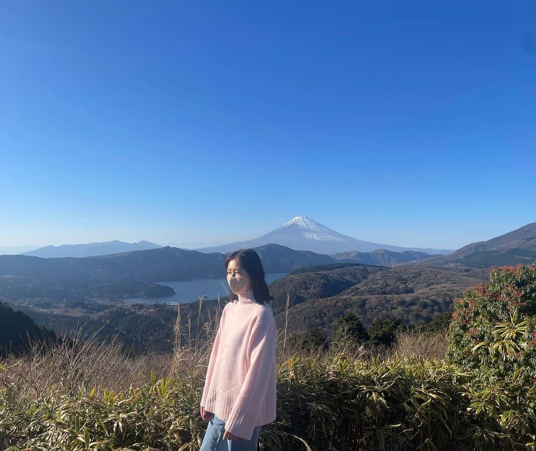 笛木優子のインスタグラム：「綺麗な富士山🗻でした。  初めて着たニットに三角チョコパイのチョコ🍫がついてしまいました、、つら。」