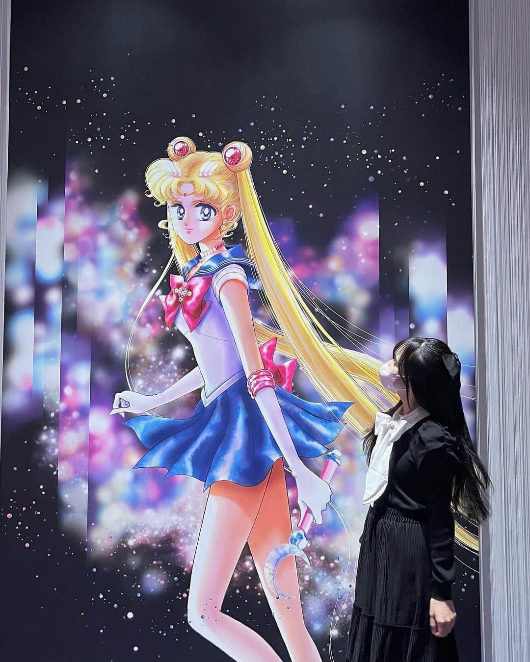 大曲李佳のインスタグラム：「.... ☽  セーラームーンミュージアムVol3 展示も色々変わってて可愛かった🫶🏻 髪型は絶対大きなリボン付けるって決めてました🎀 最後は美奈子と同じポーズで♀  #sailormoon #セーラームーンミュージアム」