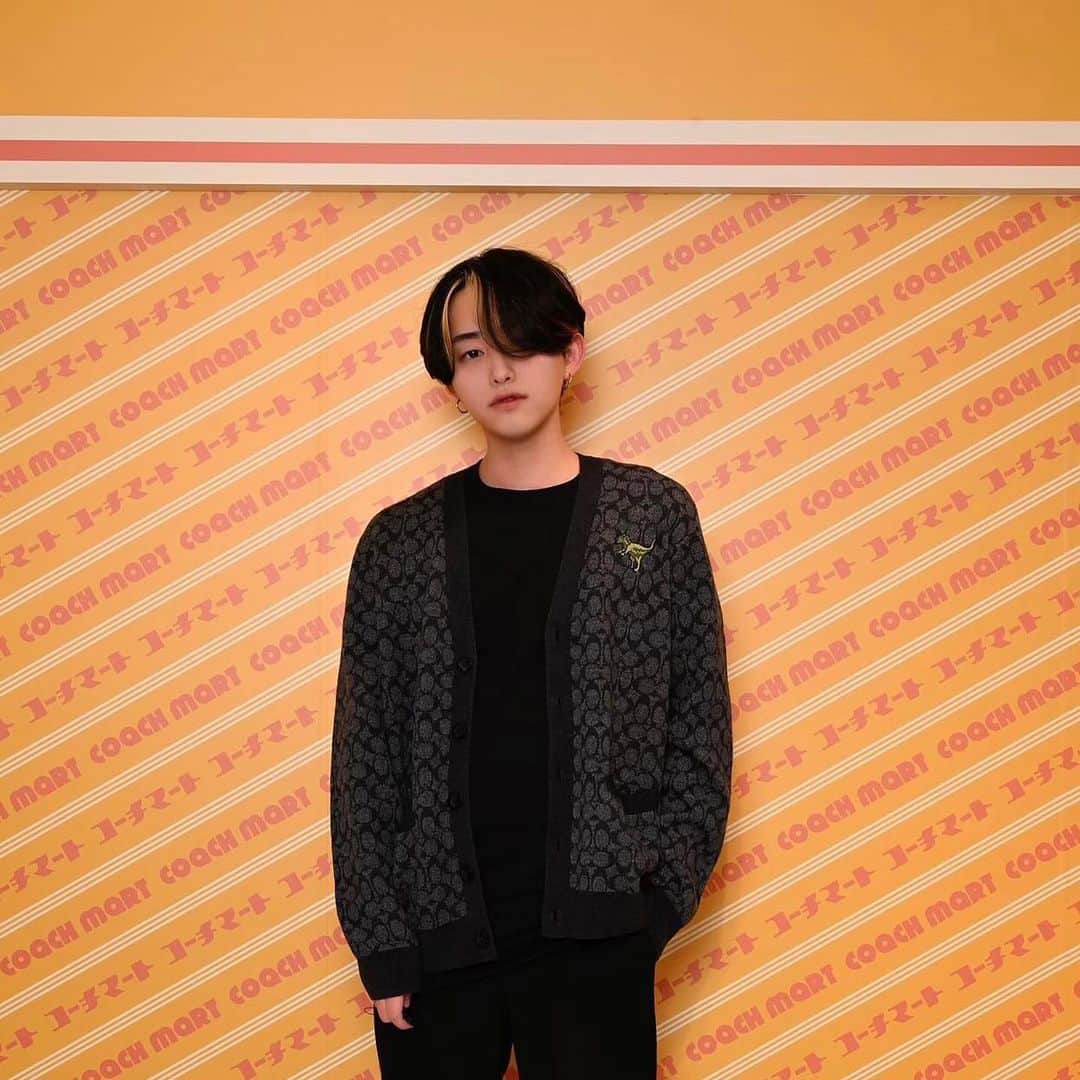 AYUMUのインスタグラム：「. COACH Mart 11/30~12/26の期間限定でやっているイベントにお邪魔してきました🎪 店内レトロなものなどフォトスポットが多数あるのでぜひ遊びに行ってみてね🙃 #CoachNY#CoachJapan#コーチマート」