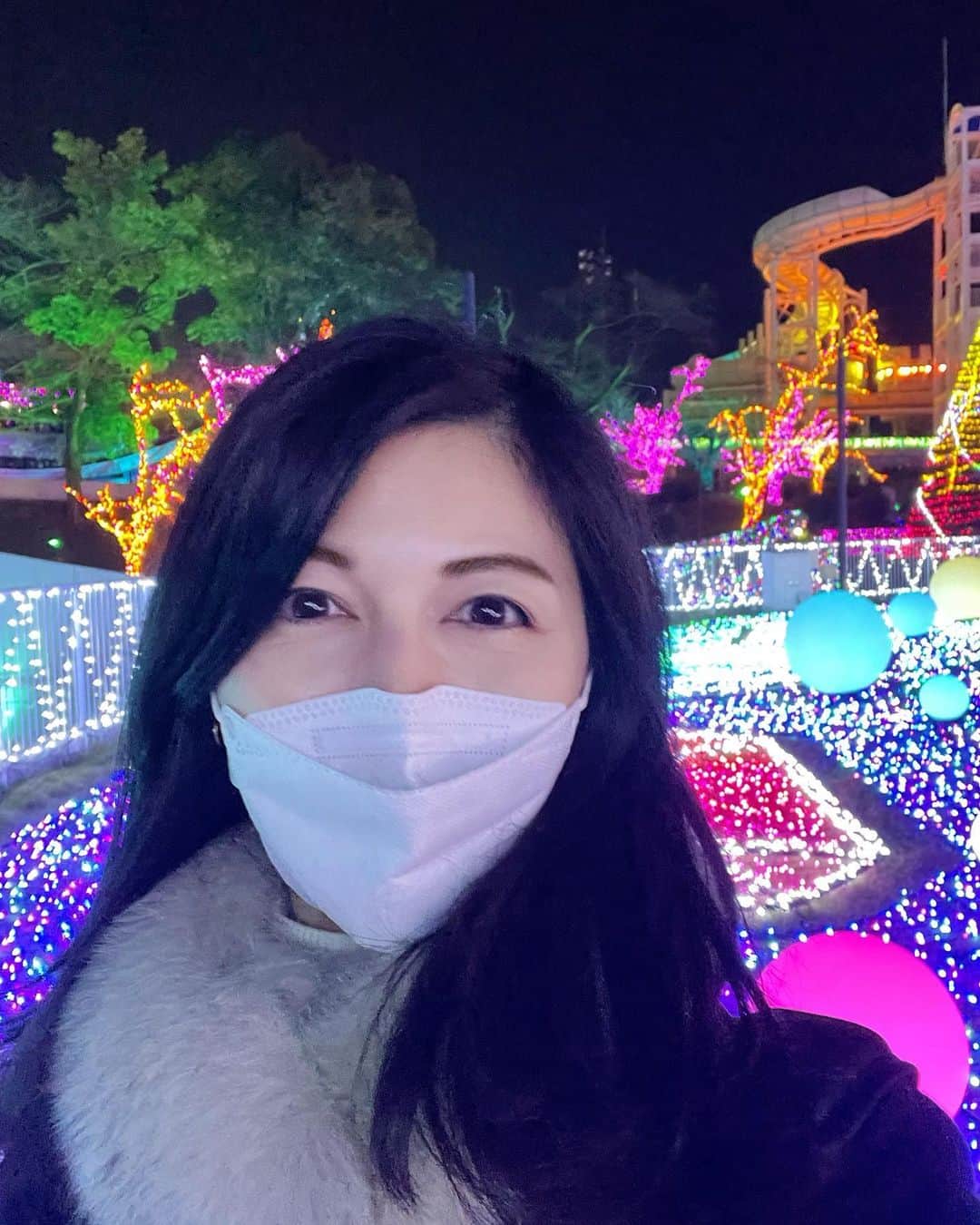 太田景子のインスタグラム：「こんにちは😃  先日、夜のロケに行ってきた時の様子です🌉  こんなにたくさんのイルミネーションに囲まれたのは生まれて初めて〜😆💕🌟  明日のサンデーLIVEで放送予定です✅ 映像のどこに紛れ込んでいるか探してみてね😉✌️」