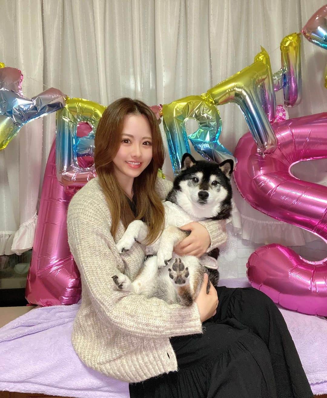 のインスタグラム：「バフィーさん15歳になりました🎂 お誕生日おめでとう♡ 15歳を無事に迎えられて本当に嬉しい！ 前庭疾患を乗り越えて よくここまで元気になりました！  大好き♡バフィーのお姉ちゃんより （私が産みました〜みたいな写り草)」