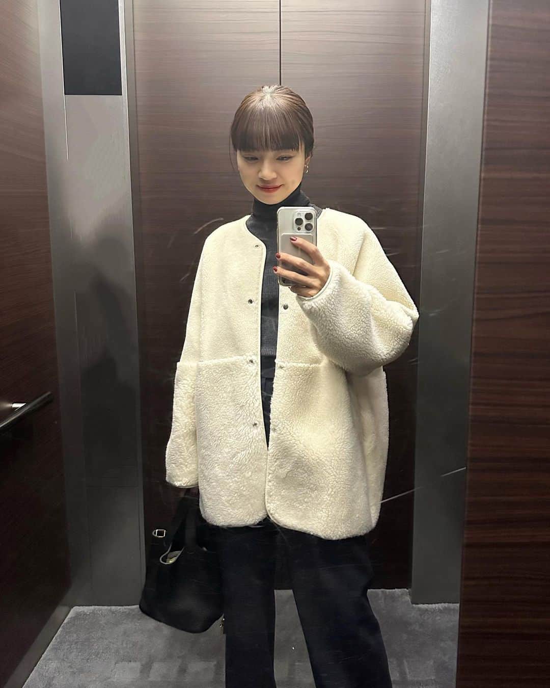 のインスタグラム：「昨日の焼肉コーデ🥩🥢  思い出しただけでよだれ出る🤤  #coat @myine_my  #knit @uniqlo_jp  #pants @searoomlynn_official  #bag @hermes  ・ ・ ・ #myine_my #uniqlo #タートルネックニット #searoomlynn #hermes #hermespicotin」