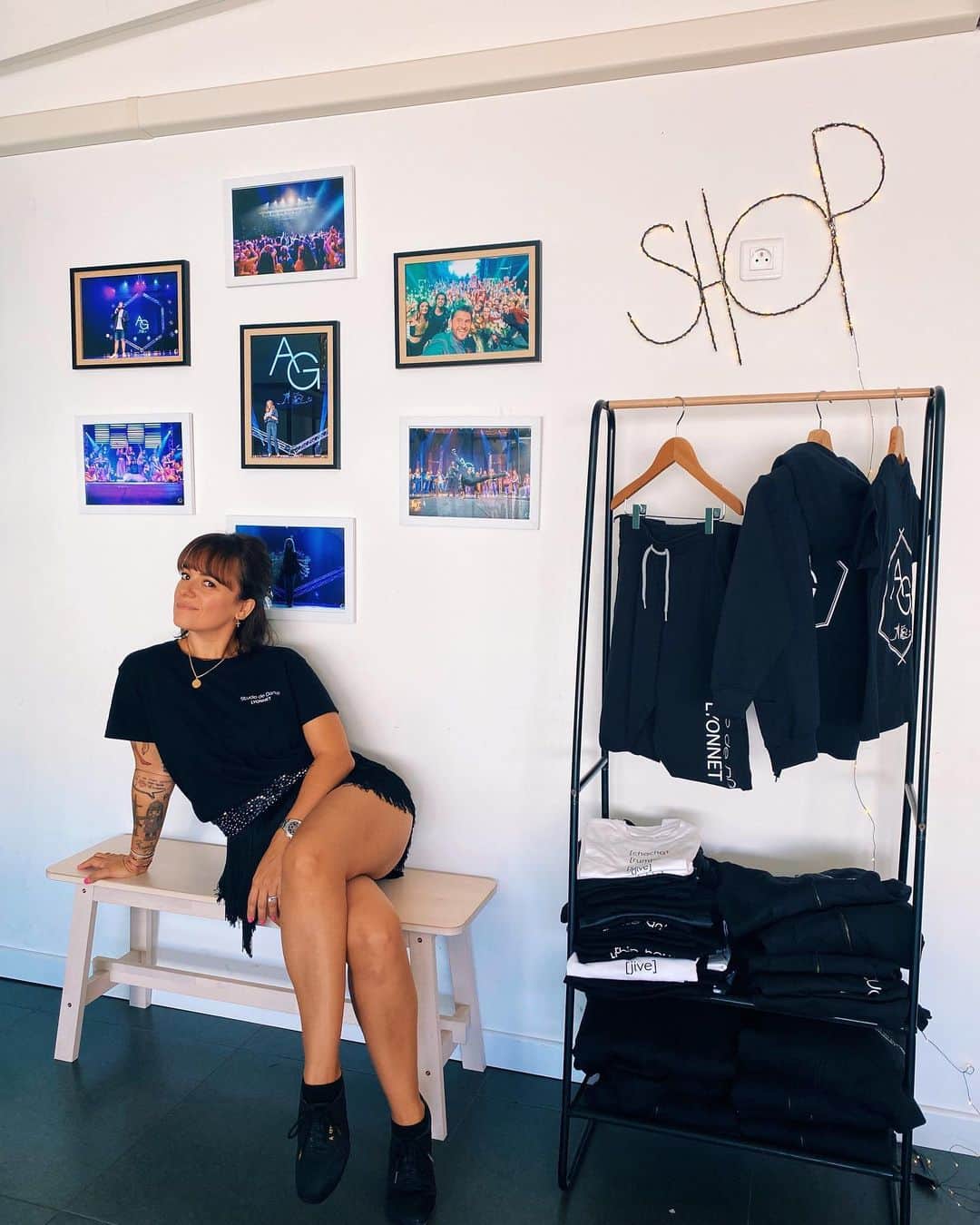アリゼのインスタグラム：「Cela fait un petit moment que j’ai envie de vous montrer la nouvelle décoration du @studiodedanselyonnetajaccio 🤩 , j’en profite pendant que @gregoirelyonnet donne un cours particulier dans la salle de danse 🪩! La plupart de nos élèves passent beaucoup de temps dans l’enceinte de notre studio, nous voulions une deco cosy, un peu comme un « central perk » afin que les élèves s’y sentent bien! 🥰La plupart de notre deco vient de chez @fabriquedestyles , d’ailleurs une jolie sélection de cadeaux de noël vous attend en magasin! Et les tapis sont ceux de notre Berangere @bohemianchicinteriorshop on ne s’en lasse pas ! 🌈Alors vous en pensez quoi du @studiodedanselyonnetajaccio 2.0 ? 💃🏻🕺🏻」