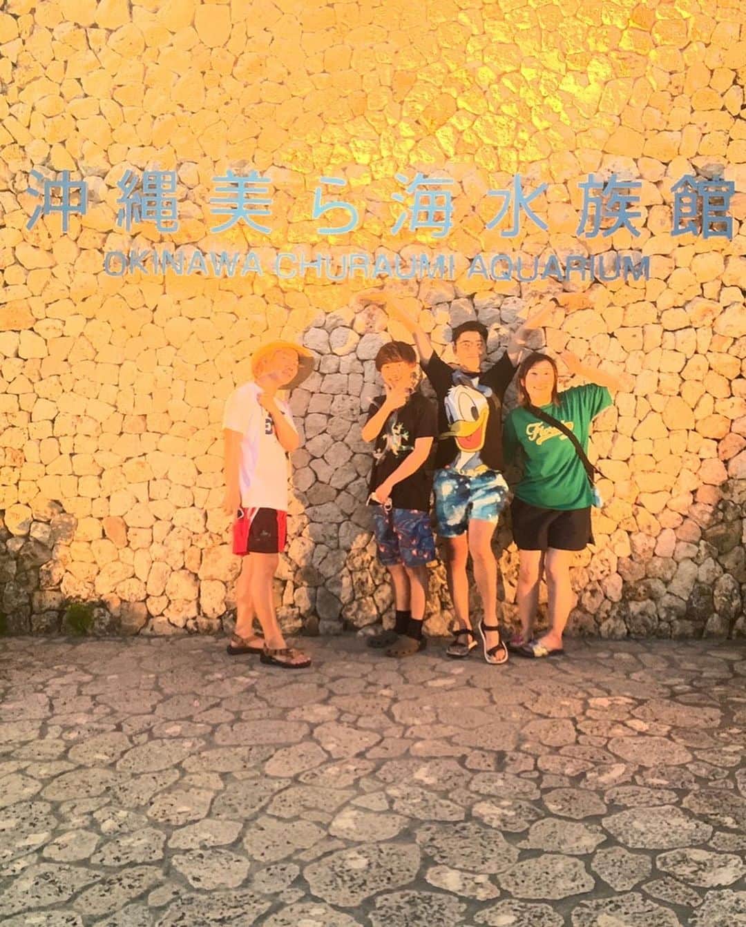 時椿サスケさんのインスタグラム写真 - (時椿サスケInstagram)「去年ぶりに沖縄に行ってきた✈️🏝  全国ツアーの前後で色々なところに行けてハッピー‼️‼️ やっぱり、沖縄っしょ👍 2日間くらい晴れてやりたいことやりつくした感じで、国際通り行ったり、海行ったり… ただ、美ら海水族館は着いた時には閉まってた。 ガッデム！！  初めて、足から噴射して宙に飛び上がるスポーティやってきた🌊 なんて言う名前かわからないww めちゃくちゃ楽しくて永遠やってたいけど、あれかなり重いし、水面に打ち付けられるから、かなりしんどいのも事実。ただ、それよりも楽しさの方が勝つってすごくなーーーーい⁉️✨  あごキングと金魚と娘と行ったけど、あまりにもスケジュールがハード過ぎて金魚と娘は、疲れちゃったって笑。 ごめ秩父🙇 途中から、同期の新崎きて飲んで暴れて、愚痴って楽しすぎてそのまま次の日も遊んだ✌️ 新崎は新崎のままだった。バカみてーな奴ww  次の日も遊んだのは、金魚と娘で俺らはグリーティングツアーだったので遊べなかったけど、それもあって、2人は疲れ果てたらしいw  パラセーリングとジップライン、パンケーキに他にも色々出来て大満喫の3泊4日でごせーした‼️  その様子は、サブチャンネルにて🏝  また、すぐ行こっ🏃💨  #沖縄 #旅行 #パンケーキ #海」12月10日 17時25分 - zashiki_sasuke