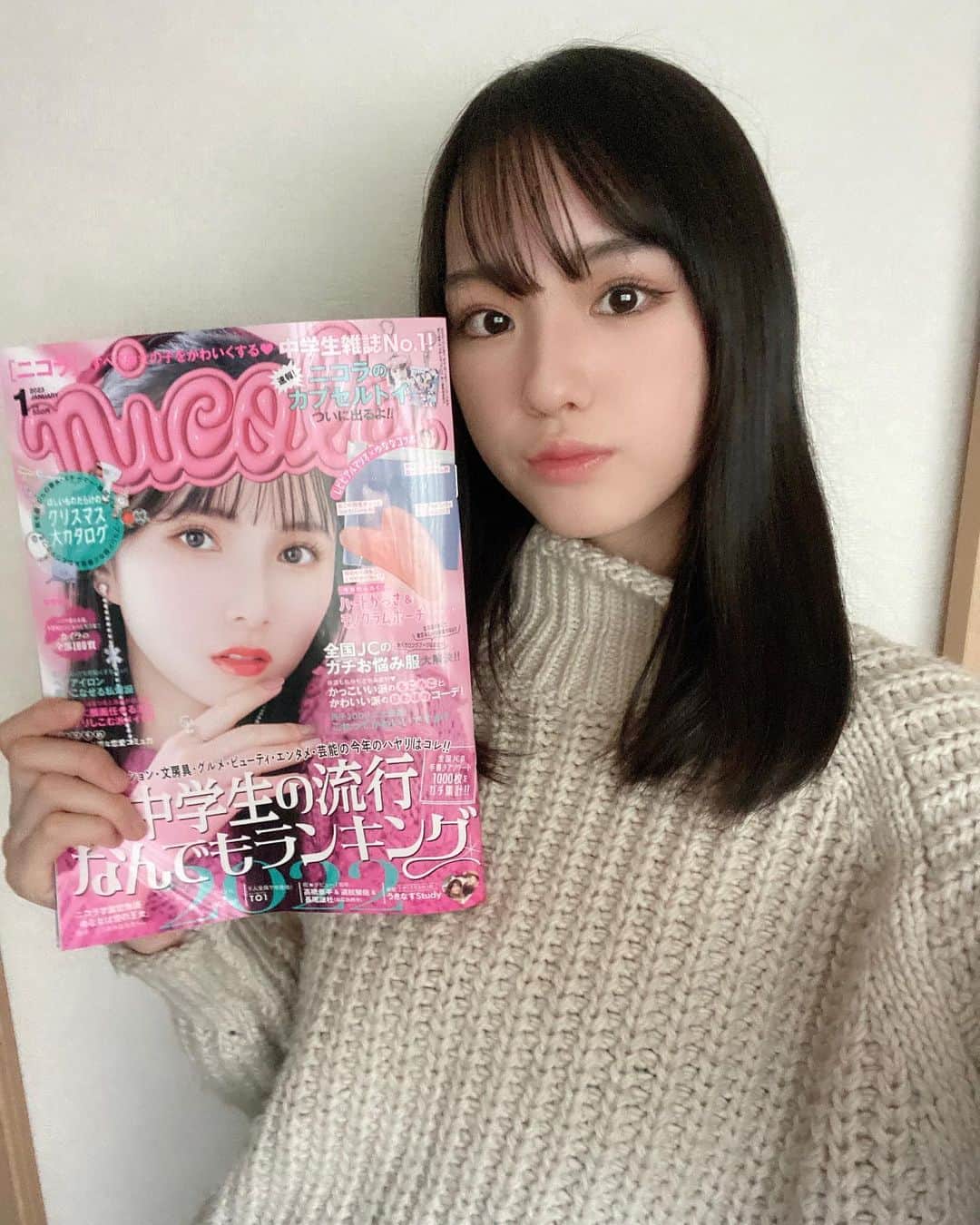 組橋星奈のインスタグラム：「ニコラ1月号現在発売中！です 韓国×ピンクが特徴的な カイラのピン表紙が目印です♡ 付録は【ハートかっさ＆モノグラムポーチ】高級感溢れるかっさも可愛いけれど、私はポーチがお気に入り！ カッサを入れる以外にも使えそう！ ニコラぜひGETお願いします🧏🏻 ・ ・ ・ ・  #ニコラ1月号発売中  #nicola  #ニコラ  #ニコモ  #組橋星奈」