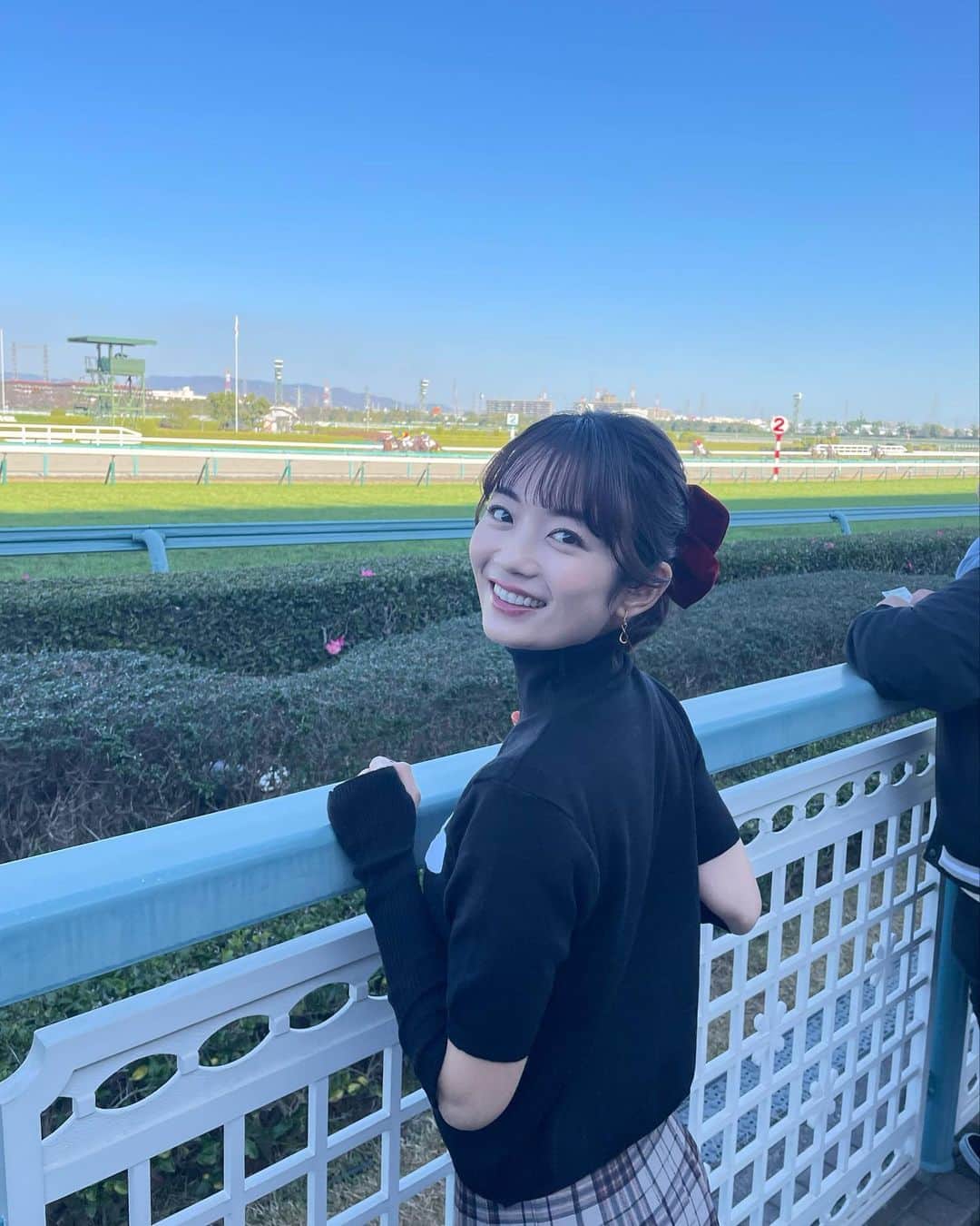 森田涼花のインスタグラム：「🏇🏽 12/10(土)15:00〜16:00『うまDOKI』生放送 ゲスト出演させて頂きました。  5年ぶりの阪神競馬場に大興奮な一日でした♡  競馬場がうちは大好きで、今年はよく行ったんだけど 東京だけじゃなく地方の競馬場にももっと行きたいなぁ。とワクワクした日でした。 あ〜楽しかった〜♪」