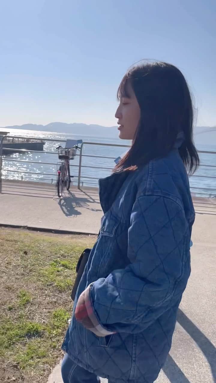 のインスタグラム：「どーこだ！#03 #03년생#fashion #japan#sea#denim#levis #デニム#デニムジャケット #タートルネック#神戸#海#散歩  この上着掛け布団か思うくらい重いけどそこがいいよね」