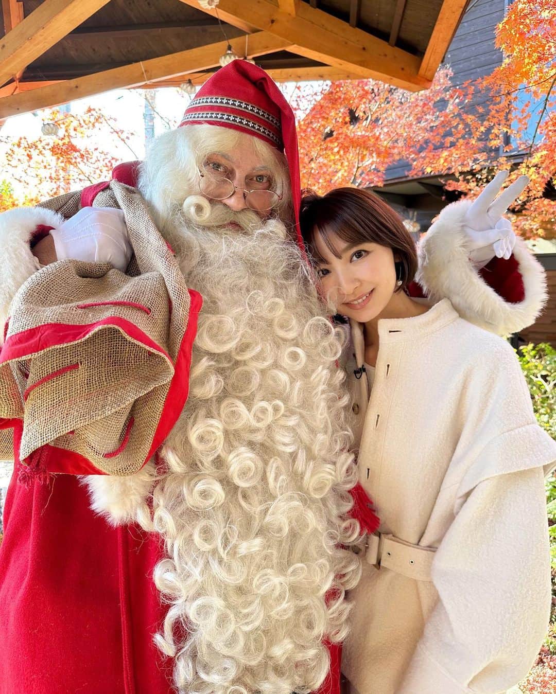 篠田麻里子のインスタグラム：「I love 🎅💕  早めにサンタさんに会えました♡ フィンランドから🇫🇮ようこそ🇫🇮  今日の衣装  @aoiwanaka.official   #サンタクロース #merrychristmas」