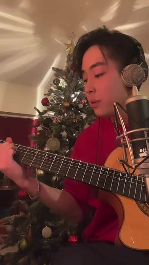 エリック･フクサキのインスタグラム：「Luces Navideñas ★ クリスマスライトの夜 IG Live 🎁  🎄💫🌈👪  Escriban en los comentarios sus deseos, o algo lindo que les haya pasado este año ✏️   Comparte con nosotros tu felicidad ✨  @ericfukusaki  @di.cosmo.ib #feliznavidad #christmas」