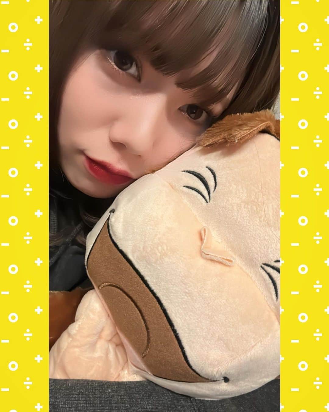長久玲奈のインスタグラム：「この前ゲームセンターで、ジョージ取ったのだ🐒  #ゲームセンター  #頑張った  #抱き枕  #可愛い  #ジョージ  #長久玲奈」