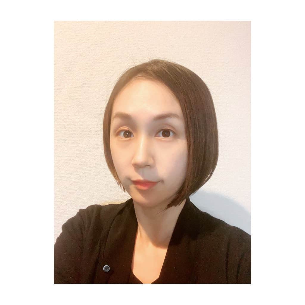 羽咲まなさんのインスタグラム写真 - (羽咲まなInstagram)「ヘアドネーション  長さに問題がなければと美容師さんに相談したところ大丈夫だと言ってくださったので、人生初のヘアドネーションをしました。  誰かの心に寄り添えます様に  日に日に寒くなってきたので、お身体に気をつけてお過ごしください😌🍀  #ヘアドネーション #人生初」12月6日 20時53分 - mana.haza