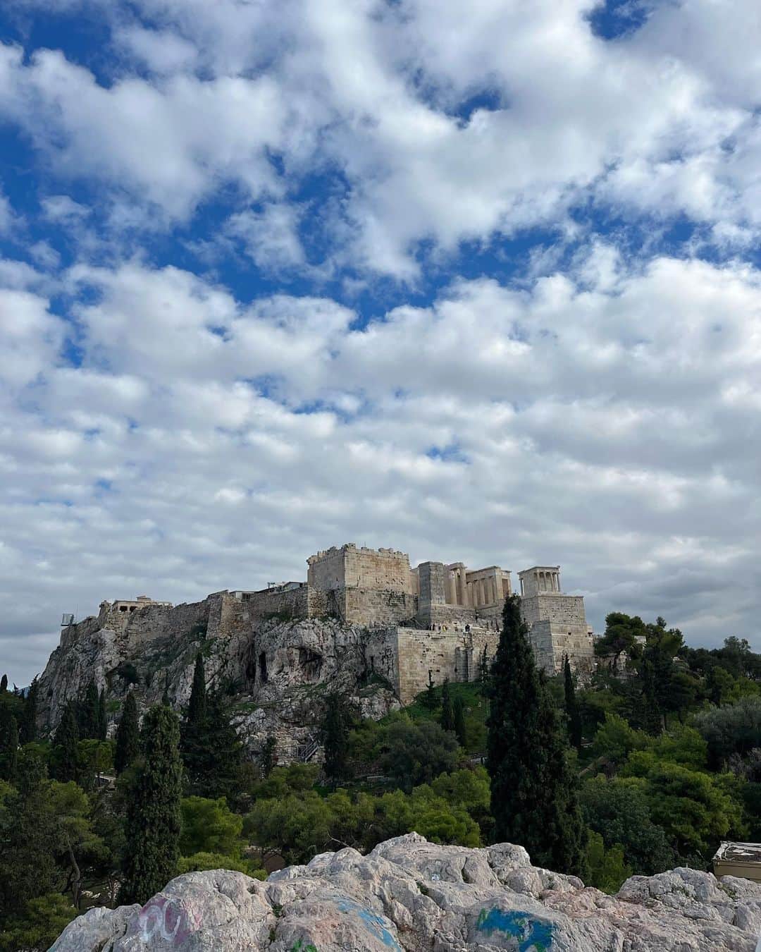 赤坂沙世さんのインスタグラム写真 - (赤坂沙世Instagram)「アテネアクロポリスの丘 今年一番感動した神殿系だった🏛✨！ 有名だからとりあえず行ってみたら想像を遥かに超えて素晴らしかった✨ 白と青のコントラストがすごく綺麗でうっとり✨  2000年以上存続してるってただものじゃないんだな🏛 帰る頃には身体がすごーく軽くなってたのも不思議😳✨  素敵な場所に連れてきてくれてありがとう💓 @oudeisnemo」12月6日 21時07分 - sayoakasaka