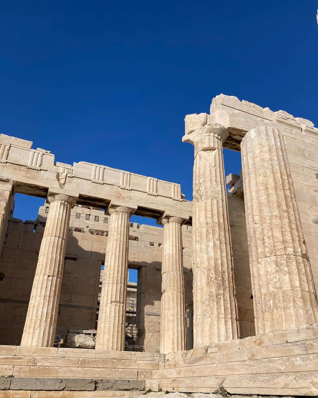 赤坂沙世さんのインスタグラム写真 - (赤坂沙世Instagram)「アテネアクロポリスの丘 今年一番感動した神殿系だった🏛✨！ 有名だからとりあえず行ってみたら想像を遥かに超えて素晴らしかった✨ 白と青のコントラストがすごく綺麗でうっとり✨  2000年以上存続してるってただものじゃないんだな🏛 帰る頃には身体がすごーく軽くなってたのも不思議😳✨  素敵な場所に連れてきてくれてありがとう💓 @oudeisnemo」12月6日 21時07分 - sayoakasaka