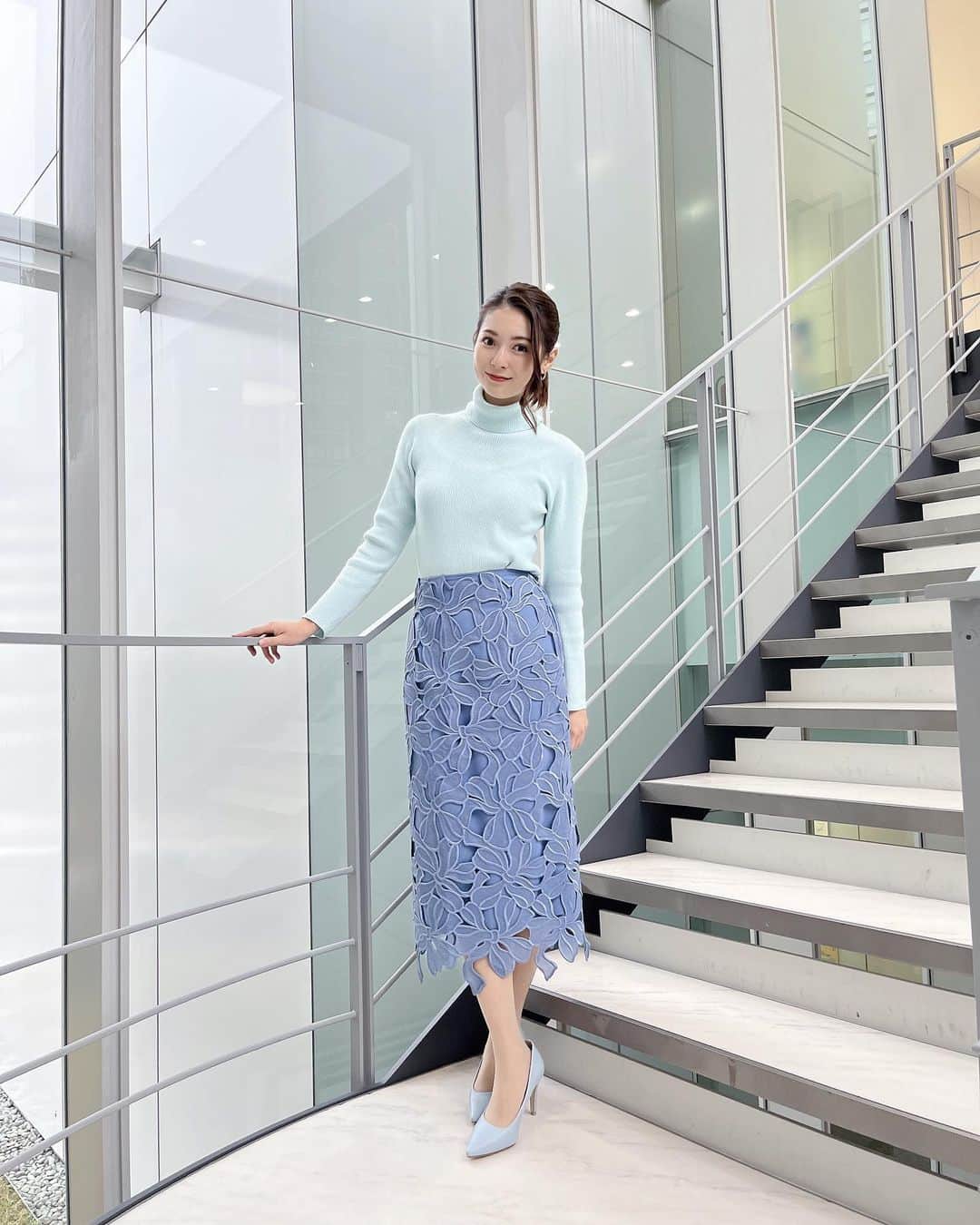 住田紗里のインスタグラム：「サッカーワールドカップ、日本代表の皆さんから、沢山の勇気と希望、そして夢をもらいました。本当にありがとうございました。  1,2枚目 トップス natural couture (@naturalcouture_official) スカート CELFORD (@celford_official)  3,4枚目 トップス natural couture (@naturalcouture_official)  #グッドモーニング#衣装#水色#naturalcouture#celford#テレビ朝日#テレ朝#テレビ朝日アナウンサー#アナウンサー#住田紗里」
