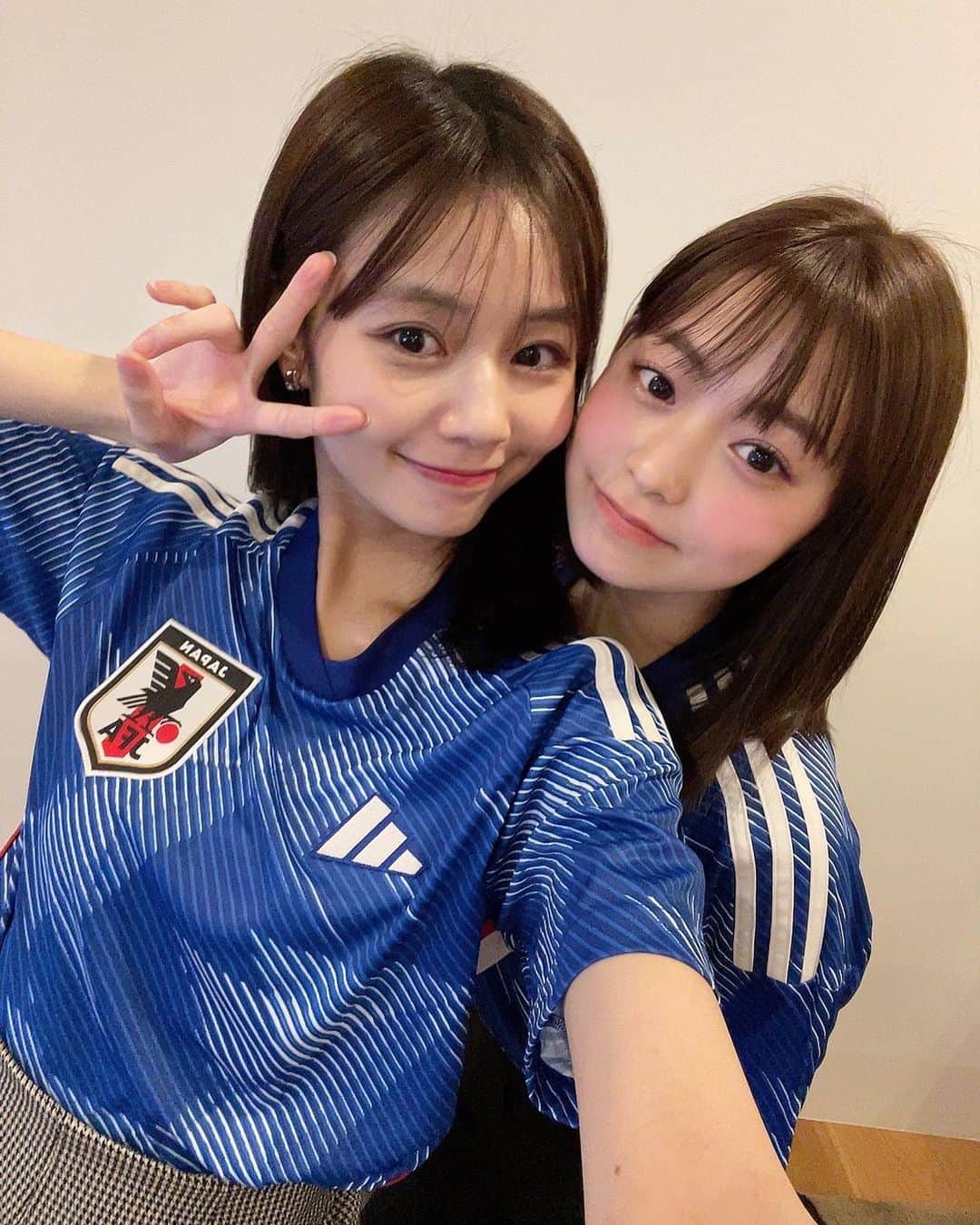 杉浦みずきのインスタグラム：「. こんなに熱狂したのはいつぶりだろう  日本中がひとつになって 同じ夢を見られたこと、 たくさんの勇気と感動をもらったこと、 日本を一気に明るくしてくれたこと、  日本代表の皆さんには感謝しかないです！！ 本当にありがとうございました！！ そして本当にお疲れ様でした！！👏⚽️  最後の試合は、人生で初めて代表ユニフォームを着てさくら @tazaki_sakura と応援したよ📣  #fifaworldcup #fifaworldcup2022  #ワールドカップ #サッカー日本代表」