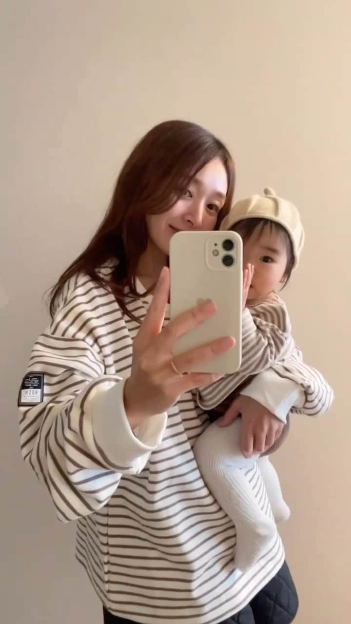 HISANAのインスタグラム：「昨日のストーリーでどこのか質問たくさん来てたので😳  すずちゃん cap @shein_japan  tops.pants 楽天 tights @gap_jp   私 tops @shein_japan   すずちゃんのは上下セットなんだけど、別々でも着まわせて最高😘（roomに載せてます🏠）  そしてそして！ 卵巣嚢腫について、本当たくさんDMありがとうございました🙇🏻‍♀️💖 ママって子どもの病院なら秒で行くのに自分のことは後回しにしがちだと思うので、少しでも痛いなとかしんどいなって思ったら皆さんも検査に行ってほしいです🥺🙏  #リンクコーデ#1歳0ヶ月#1歳女の子#女の子コーデ#ママコーデ#ママファッション#ボーダー」