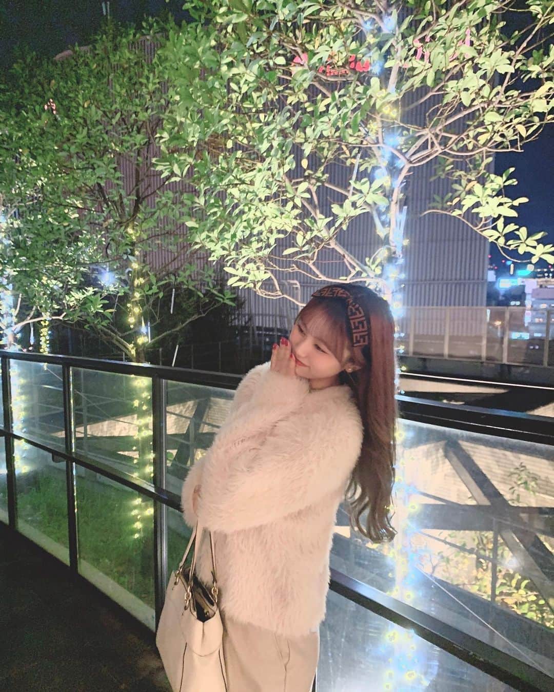宮丸くるみのインスタグラム：「まっしろ〜🤍🪄  ・ ・ ・  #02 #ロングヘア #巻き髪 #ホワイトコーデ #ぱっつん前髪」