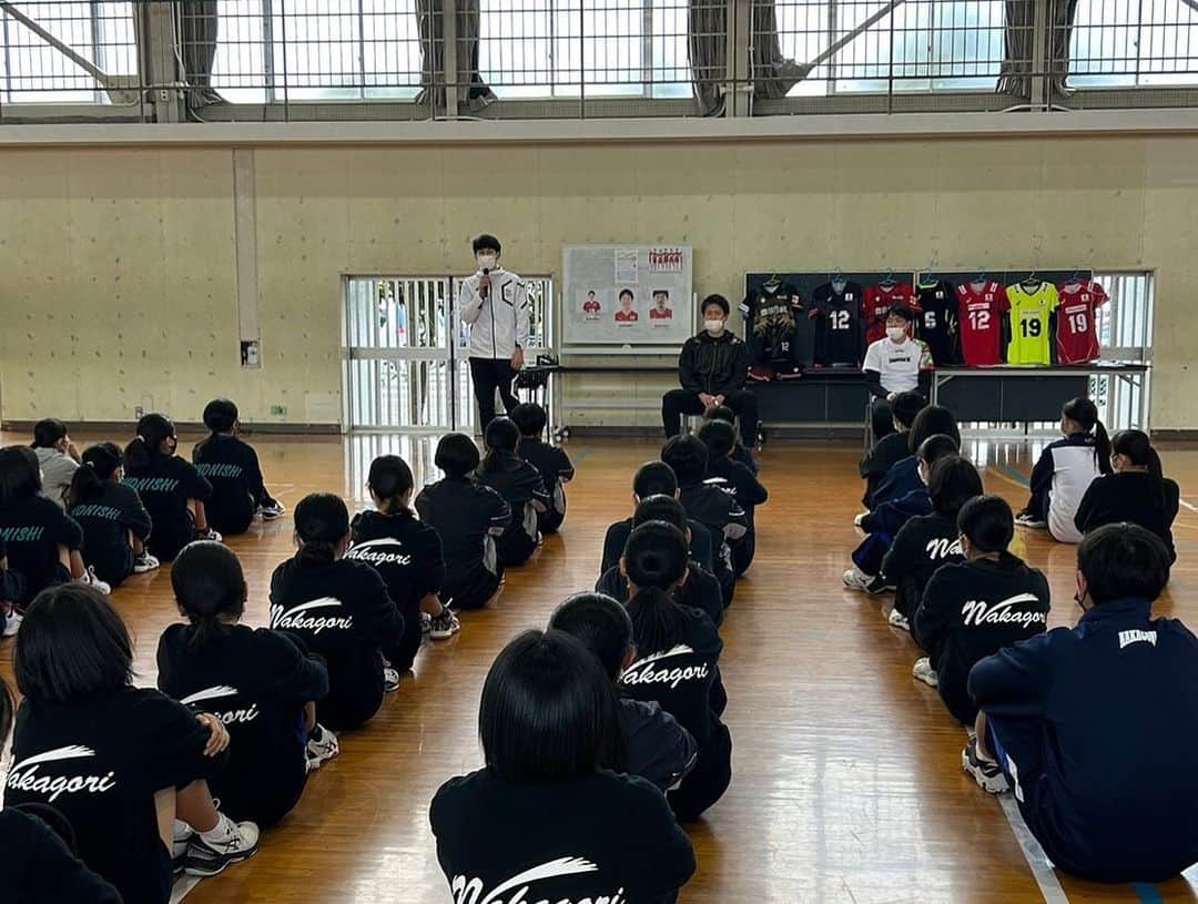 高松卓矢さんのインスタグラム写真 - (高松卓矢Instagram)「12月4日に静岡県の中郡中学校でバレー教室を行いました！ みんな寒さにも負けず元気よく練習を頑張ってくれました！ 選手はもちろん監督、コーチ達も熱意があり、質問される事が多くてとても楽しく指導させてもらいました！ 教室の最後はゲームをやりましたがうっちーはヘトヘトになっていました笑 また機会があればよろしくお願いします！ #豊西スポーツ少年団 #VRAVO #たかまつり」12月6日 21時46分 - takamatsuri12
