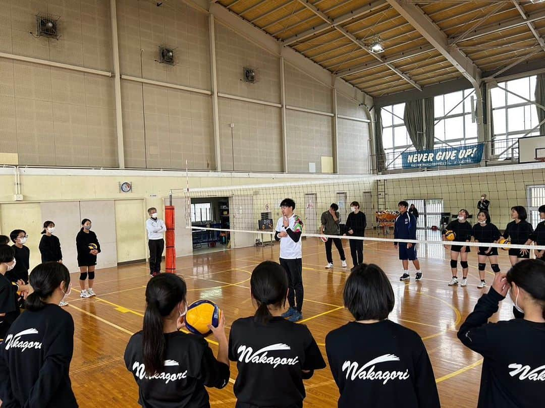 高松卓矢さんのインスタグラム写真 - (高松卓矢Instagram)「12月4日に静岡県の中郡中学校でバレー教室を行いました！ みんな寒さにも負けず元気よく練習を頑張ってくれました！ 選手はもちろん監督、コーチ達も熱意があり、質問される事が多くてとても楽しく指導させてもらいました！ 教室の最後はゲームをやりましたがうっちーはヘトヘトになっていました笑 また機会があればよろしくお願いします！ #豊西スポーツ少年団 #VRAVO #たかまつり」12月6日 21時46分 - takamatsuri12