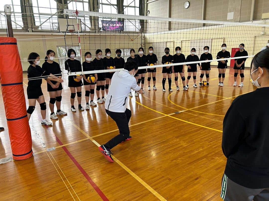 高松卓矢さんのインスタグラム写真 - (高松卓矢Instagram)「12月4日に静岡県の中郡中学校でバレー教室を行いました！ みんな寒さにも負けず元気よく練習を頑張ってくれました！ 選手はもちろん監督、コーチ達も熱意があり、質問される事が多くてとても楽しく指導させてもらいました！ 教室の最後はゲームをやりましたがうっちーはヘトヘトになっていました笑 また機会があればよろしくお願いします！ #豊西スポーツ少年団 #VRAVO #たかまつり」12月6日 21時46分 - takamatsuri12