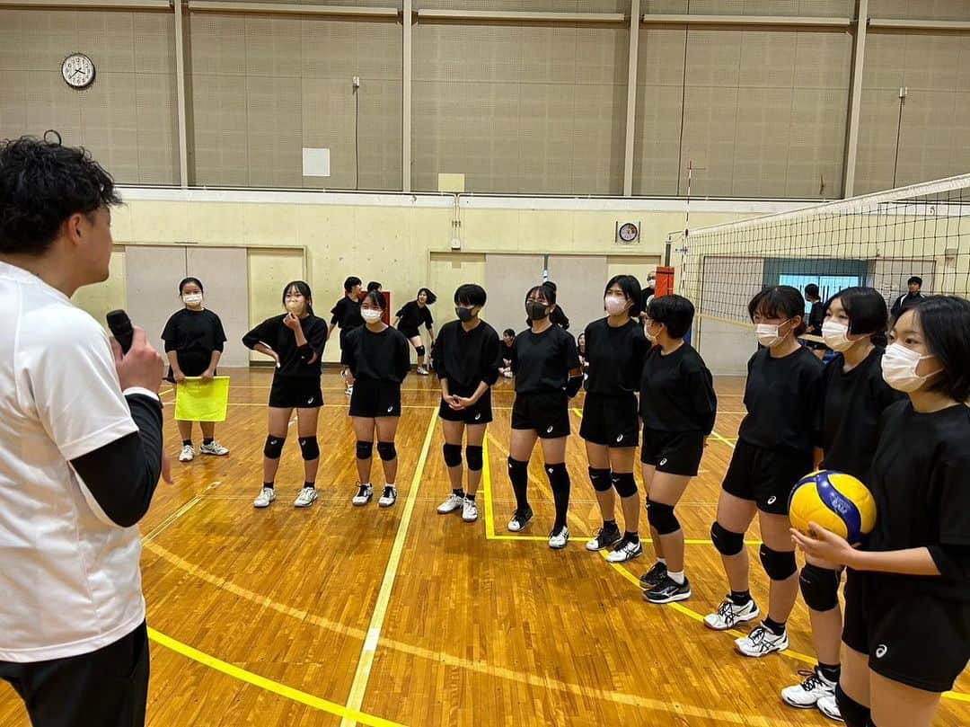 高松卓矢さんのインスタグラム写真 - (高松卓矢Instagram)「12月4日に静岡県の中郡中学校でバレー教室を行いました！ みんな寒さにも負けず元気よく練習を頑張ってくれました！ 選手はもちろん監督、コーチ達も熱意があり、質問される事が多くてとても楽しく指導させてもらいました！ 教室の最後はゲームをやりましたがうっちーはヘトヘトになっていました笑 また機会があればよろしくお願いします！ #豊西スポーツ少年団 #VRAVO #たかまつり」12月6日 21時46分 - takamatsuri12