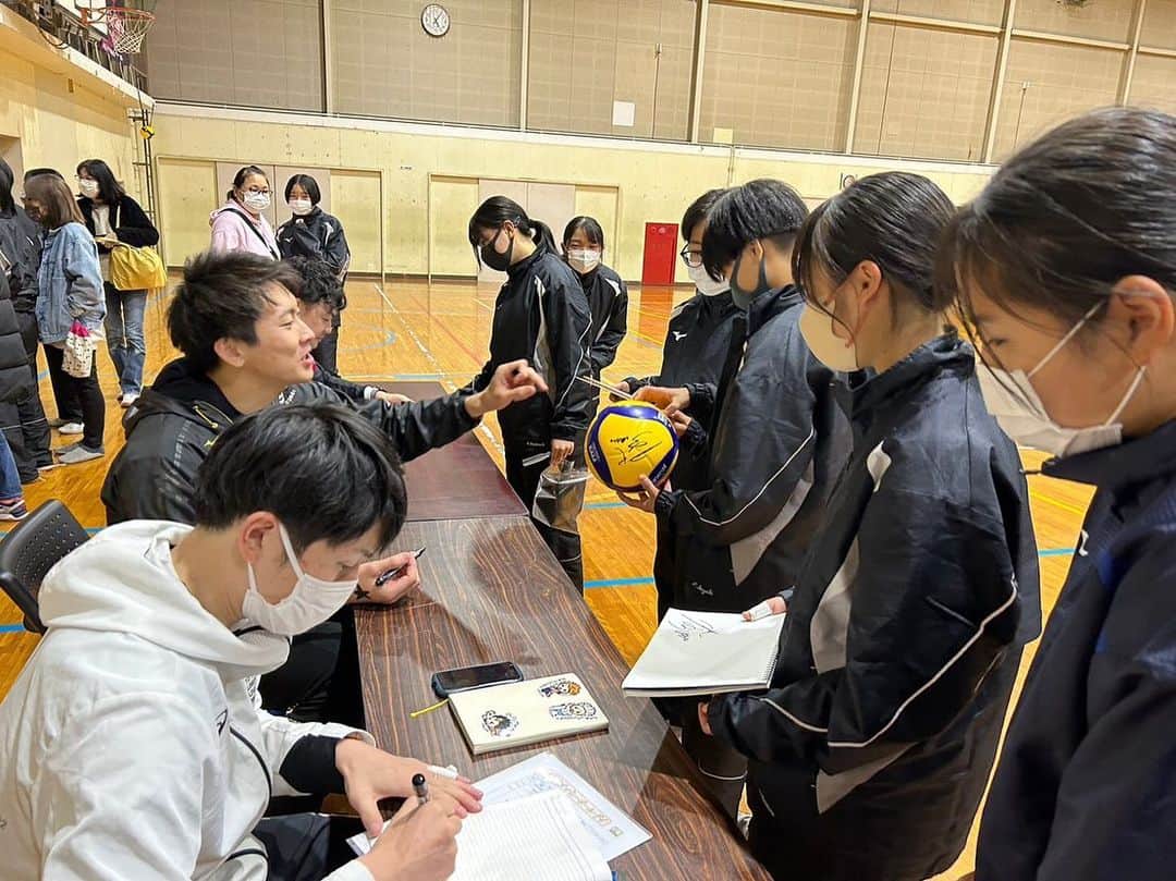 高松卓矢さんのインスタグラム写真 - (高松卓矢Instagram)「12月4日に静岡県の中郡中学校でバレー教室を行いました！ みんな寒さにも負けず元気よく練習を頑張ってくれました！ 選手はもちろん監督、コーチ達も熱意があり、質問される事が多くてとても楽しく指導させてもらいました！ 教室の最後はゲームをやりましたがうっちーはヘトヘトになっていました笑 また機会があればよろしくお願いします！ #豊西スポーツ少年団 #VRAVO #たかまつり」12月6日 21時46分 - takamatsuri12