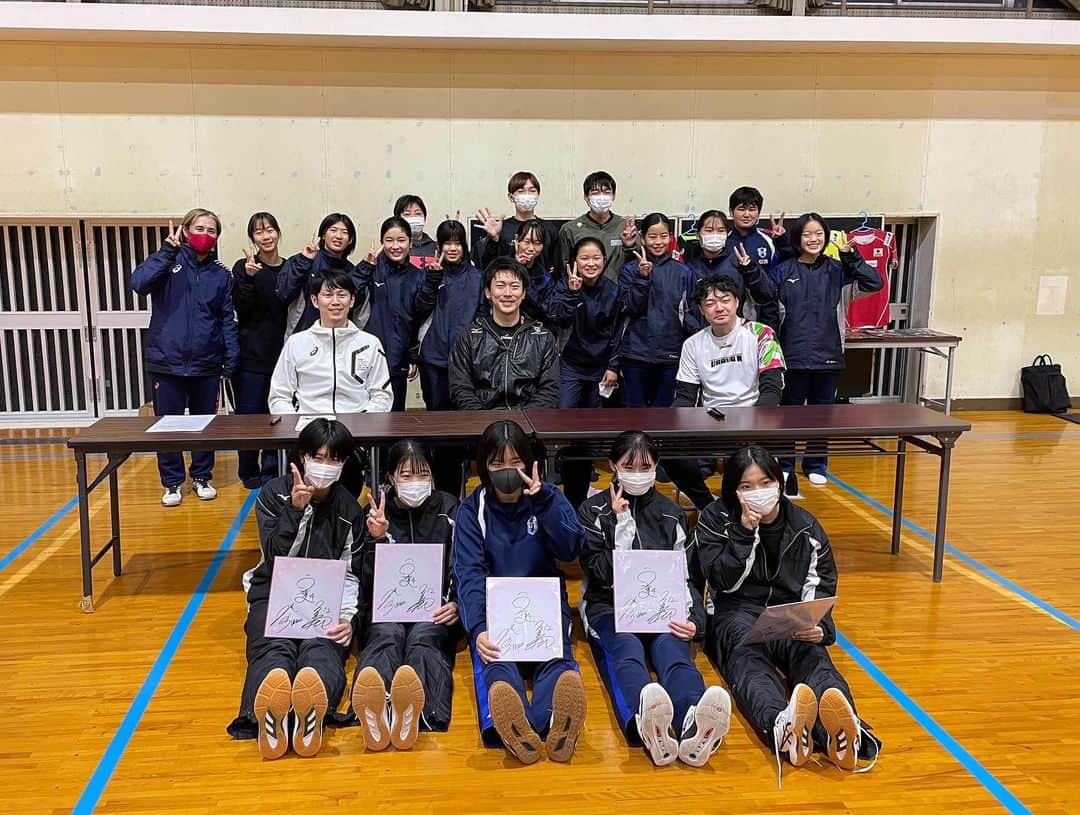 高松卓矢のインスタグラム：「12月4日に静岡県の中郡中学校でバレー教室を行いました！ みんな寒さにも負けず元気よく練習を頑張ってくれました！ 選手はもちろん監督、コーチ達も熱意があり、質問される事が多くてとても楽しく指導させてもらいました！ 教室の最後はゲームをやりましたがうっちーはヘトヘトになっていました笑 また機会があればよろしくお願いします！ #豊西スポーツ少年団 #VRAVO #たかまつり」