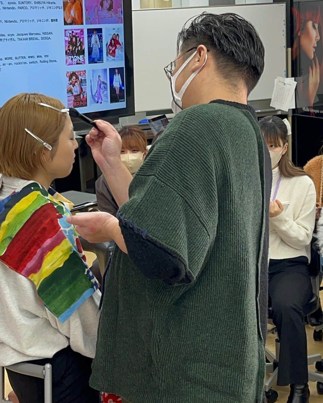 札幌ベルエポック美容専門学校 公式さんのインスタグラム写真 - (札幌ベルエポック美容専門学校 公式Instagram)「〜TOPサロンゼミ〜  日韓アイドル「IZ*ONE」のヘアメイクを務めるHIROTAKAさんが来校！  ヘアメイク科の1年生へ特別授業を行っていただきました✨ 同じヘアメイクアーティストを目指す学生だからこそ、たくさんの質問に答えてくれたり細かく技術や現場について教えてくださいました。  最後は普段使っている道具やコスメを触らせてくれたりどう使っているのか、どこで買ったのかなどたくさん教えていただき学生も大満足😆  学生のみなさん！ 現場での活動に活かしてください✨  #札幌ベルエポック美容専門学校 #札幌 #美容 #ヘアメイク」12月6日 21時50分 - sapporobelle