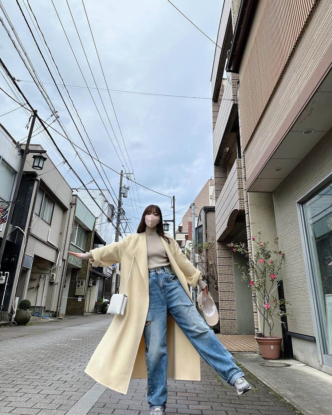 のインスタグラム：「曇天、です。 コート着れるのは嬉しいですね☺️ みんなはどんなコートに着ますか？」