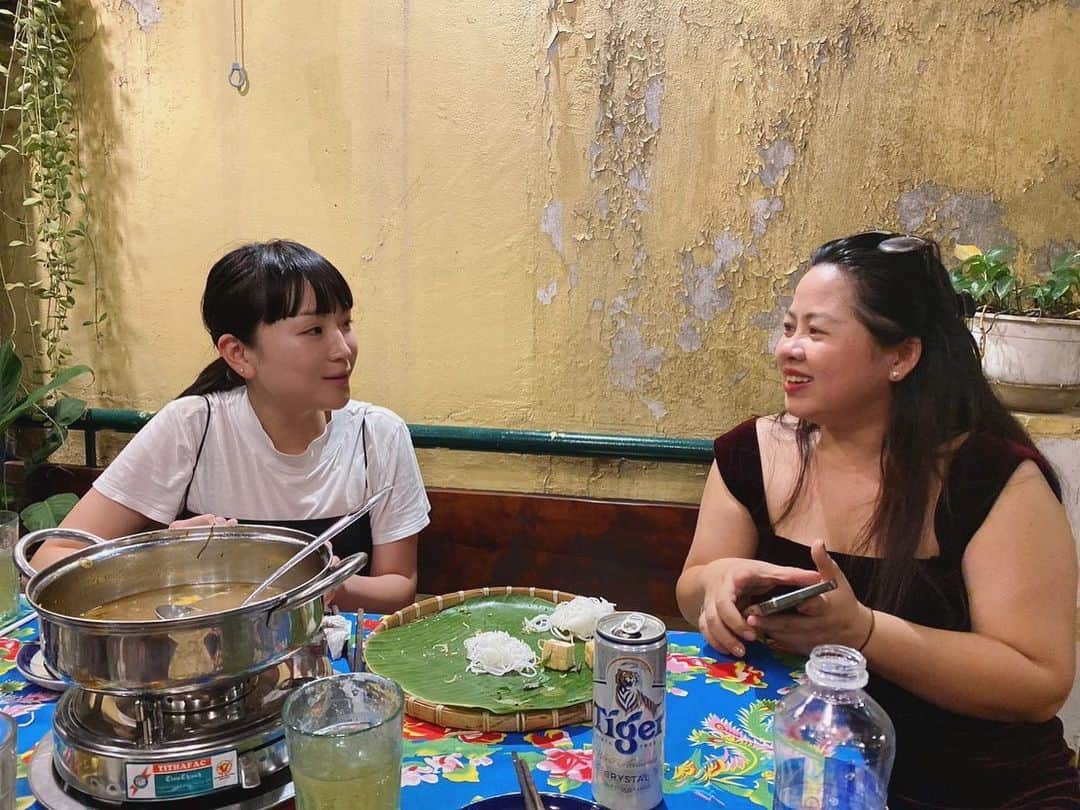 Young Juvenile Youthさんのインスタグラム写真 - (Young Juvenile YouthInstagram)「ベトナム日誌🗒 Tuさんの鍋🥘☺️🇻🇳 北ベトナムの家庭料理が元になっているらしい。とにかく美味しすぎて。オーナーのTuさんはとても親切で気さくな人でどうやって作ってるのかも教えてくれた☺️ 出汁は蟹と鶏と豚骨。すっきりしているけど旨味の強いお鍋でした。 レシピ聞いたとて絶対同じ味なんで出せないよなぁ😂 しかしベトナムは野菜が本当に美味しい🥬青いのは空芯菜の茎を細く裂いたもので、赤っぽい野菜はバナナの葉を細く切ったものって言ってた。シャキシャキしてて最高に美味しかった。 貝のやつはね、貝とミンチ肉のつくねみたいなのにレモングラスが刺さっていて、それを引き抜くとコロンと出てきて食べやすいし、これも衝撃的な美味しさだった！😳 料理は一手間が大事。  #2枚目の写真がTuさん #ホーチミン #ベトナム🇻🇳」12月6日 13時16分 - yjymusic