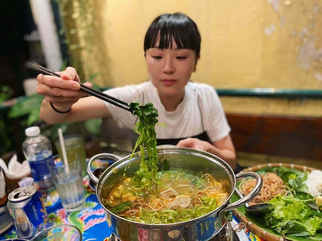 Young Juvenile Youthのインスタグラム：「ベトナム日誌🗒 Tuさんの鍋🥘☺️🇻🇳 北ベトナムの家庭料理が元になっているらしい。とにかく美味しすぎて。オーナーのTuさんはとても親切で気さくな人でどうやって作ってるのかも教えてくれた☺️ 出汁は蟹と鶏と豚骨。すっきりしているけど旨味の強いお鍋でした。 レシピ聞いたとて絶対同じ味なんで出せないよなぁ😂 しかしベトナムは野菜が本当に美味しい🥬青いのは空芯菜の茎を細く裂いたもので、赤っぽい野菜はバナナの葉を細く切ったものって言ってた。シャキシャキしてて最高に美味しかった。 貝のやつはね、貝とミンチ肉のつくねみたいなのにレモングラスが刺さっていて、それを引き抜くとコロンと出てきて食べやすいし、これも衝撃的な美味しさだった！😳 料理は一手間が大事。  #2枚目の写真がTuさん #ホーチミン #ベトナム🇻🇳」