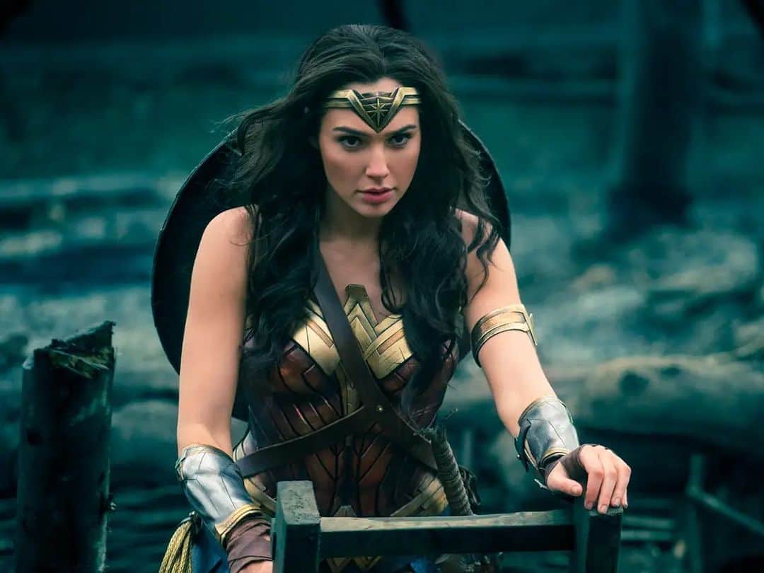 ガル・ガドットのインスタグラム：「On this day, a few years ago, was the first announcement that I was going to play Wonder Woman.   I’ve been so grateful for the opportunity to play such an incredible, iconic character and more than anything I’m grateful for YOU. The fans. The most amazing, warm, loving fans in the world. I’m still pinching myself to see if I will wake up. Can’t wait to share her next chapter with you🙅🏻‍♀️🙌🏼💃🏻♥️」