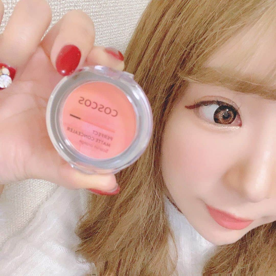 日菜あこのインスタグラム：「強力色調補正✨ 濃いクマや髭の青みにも負けない💖  @coscos_makeup  のコンシーラーは対照色であるオレンジの補色効果で自然かつ強力にカバー❤️  半練りタイプで肌にピタッと密着して、ヨレない密着力💕  上からファンデーションをのせても よれずにナチュラルにカバーできるの😚💖  他にもマルチに使えて アイメイクやチーク、リップにも使えてる優れもの✨  ひとつでオレンジメイクが完成しちゃう❤️🥰  注目のCICAスキンバリア成分が配合されてて💓メイクしながらしっかりお肌を守るスキンケア効果があるから、乾燥しがちな目元もしっかり保湿してくれるよ😉❤️  潤いを与えてくれる美容成分も 入ってるし✨  こんなマルチなメイク用品は なかなかない🥹💕  是非試してみてね💖  #COSCOS #コスコス #オレンジコンシーラ #クマ隠し #PR #青クマ #アイメイク #タイアップ」