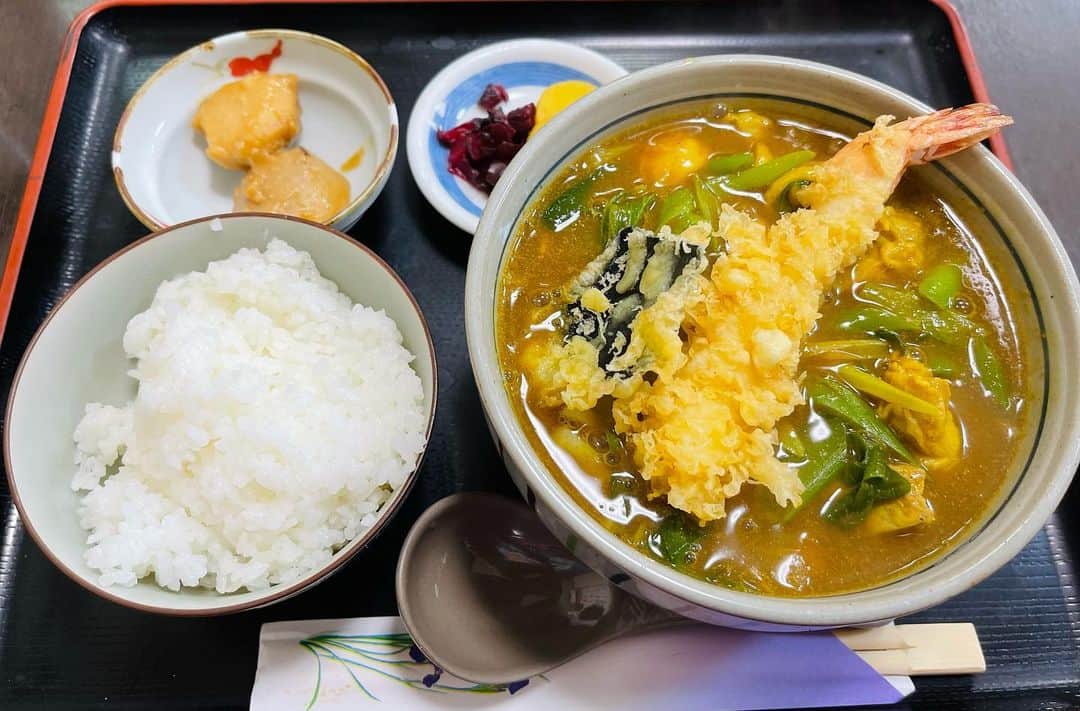 善し のインスタグラム：「美味しいものが無くなるのはほんまに寂しい。  京都での楽しみのうどん屋さんが今年で閉店します。  大好きな細麺にお出汁も九条葱も七味屋の七味も最高。  毎回欠かさず行ってたので実家が無くなるみたいで寂しいです。  しっかりと目と舌と胃に焼きつけました。」