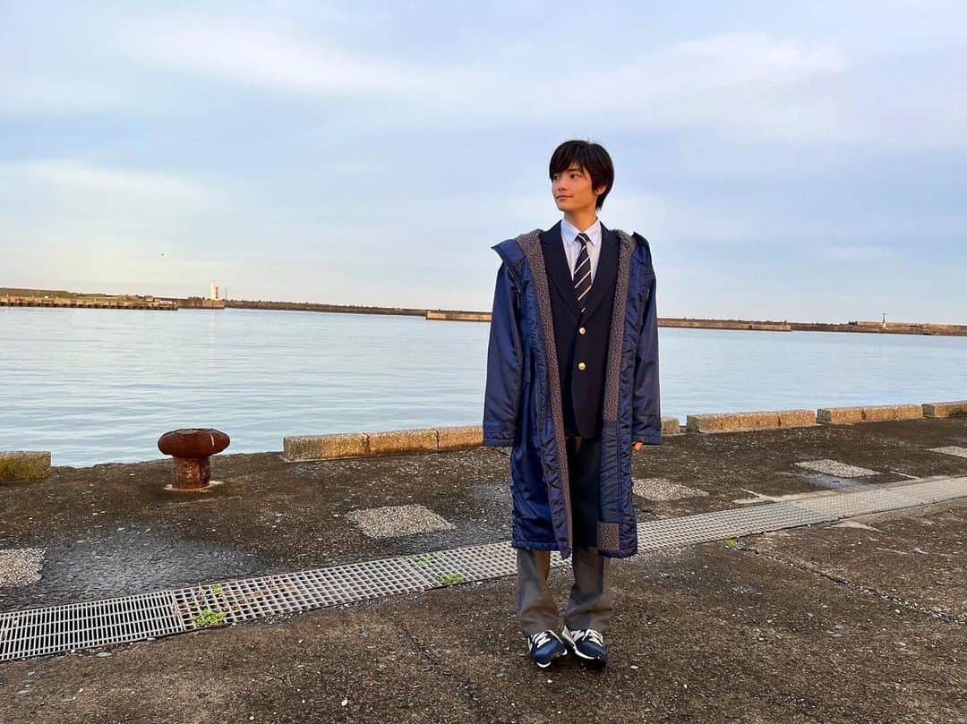 城桧吏のインスタグラム：「こんにちは！  明日、水曜よる10時から「ファーストペンギン！」最終回が放送されます！  そして最終回に10年後の進役として、出演させていただきます😊 今までナレーションという形で参加させていただいていたので、さんし船団丸の事務所のセットを初めて実際に見た時、いつもテレビで見ていたセットだ！と思いすごく感動しました。  撮影は最終話だけでしたが、途中から参加させていただいた僕でもとても居やすい現場で落ち着いて撮影に挑めました！😁  最終回もお楽しみに！🐧  #ファーストペンギン ! #最終回  #城桧吏  #kairi #jo」