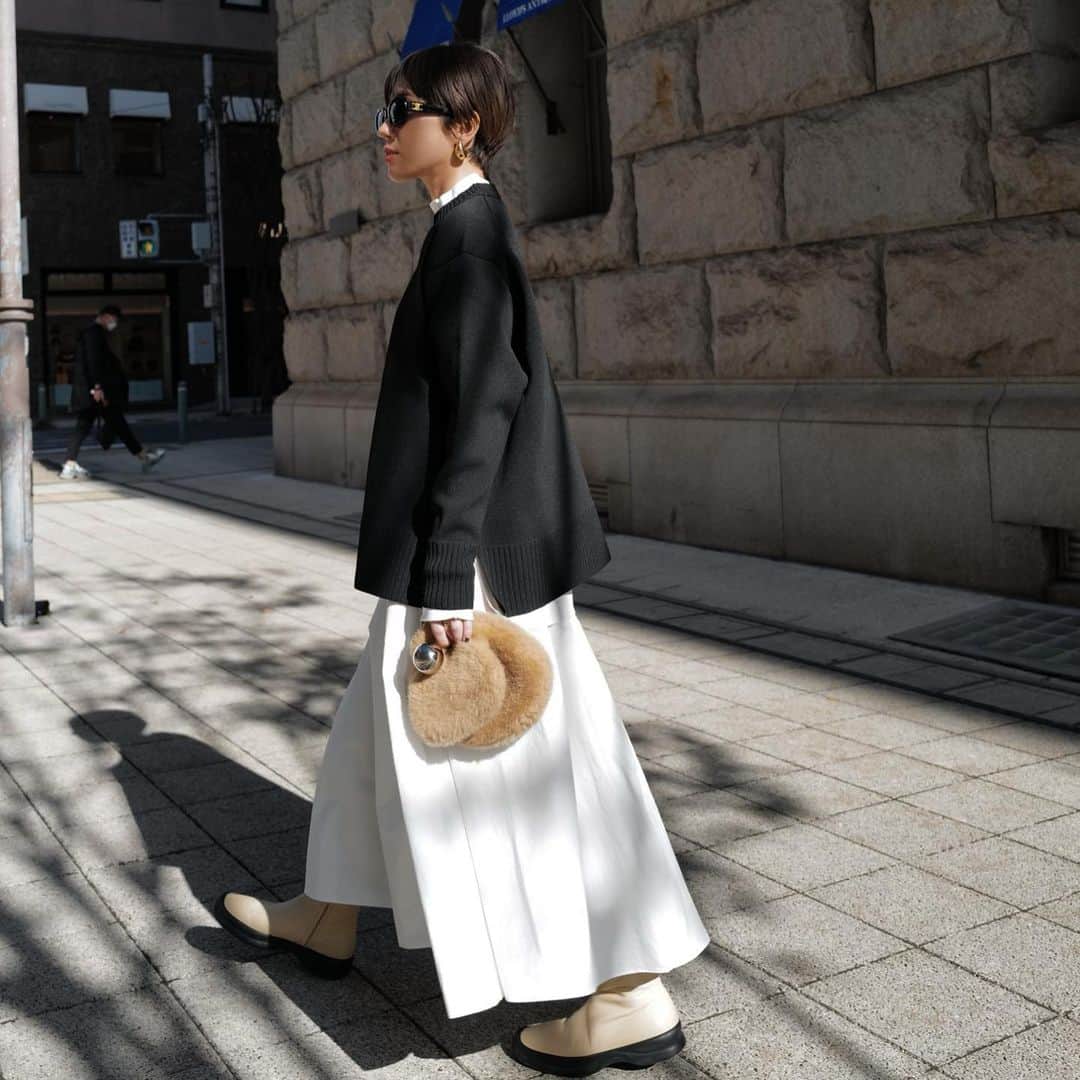 正中雅子のインスタグラム：「monotoneになりがちな最近🤍🖤  このスタイリング、一つ一つのアイテムが着回し効いて着心地も最高でおすすめしたいやつです🫶  ベーシックな形で肉厚でハリのあるダブルフェイスニットのプルオーバー。 シンプルなクルーネックですが、長めにとったリブやサイドスリットがアクセントに。 肌触り・着心地ともに良くスウェット感覚で着れる🫶  インナーにも入れたのは、ハイネックのロングT☺︎ ニットのタートルとかが苦手な人には特におすすめで 天幅も広めなので首元に引っ付かなくて 楽にタートルを取り入れられます！←後ろにswipe  スカートは、リップストップ素材を使用していて シワにもなりにくくイージーケアできて ボリューム感がかっこいいです！ウエストはぐるりとゴムなので楽チンです👌  12/7(wed)12:00-  #MACHATT #masaco」