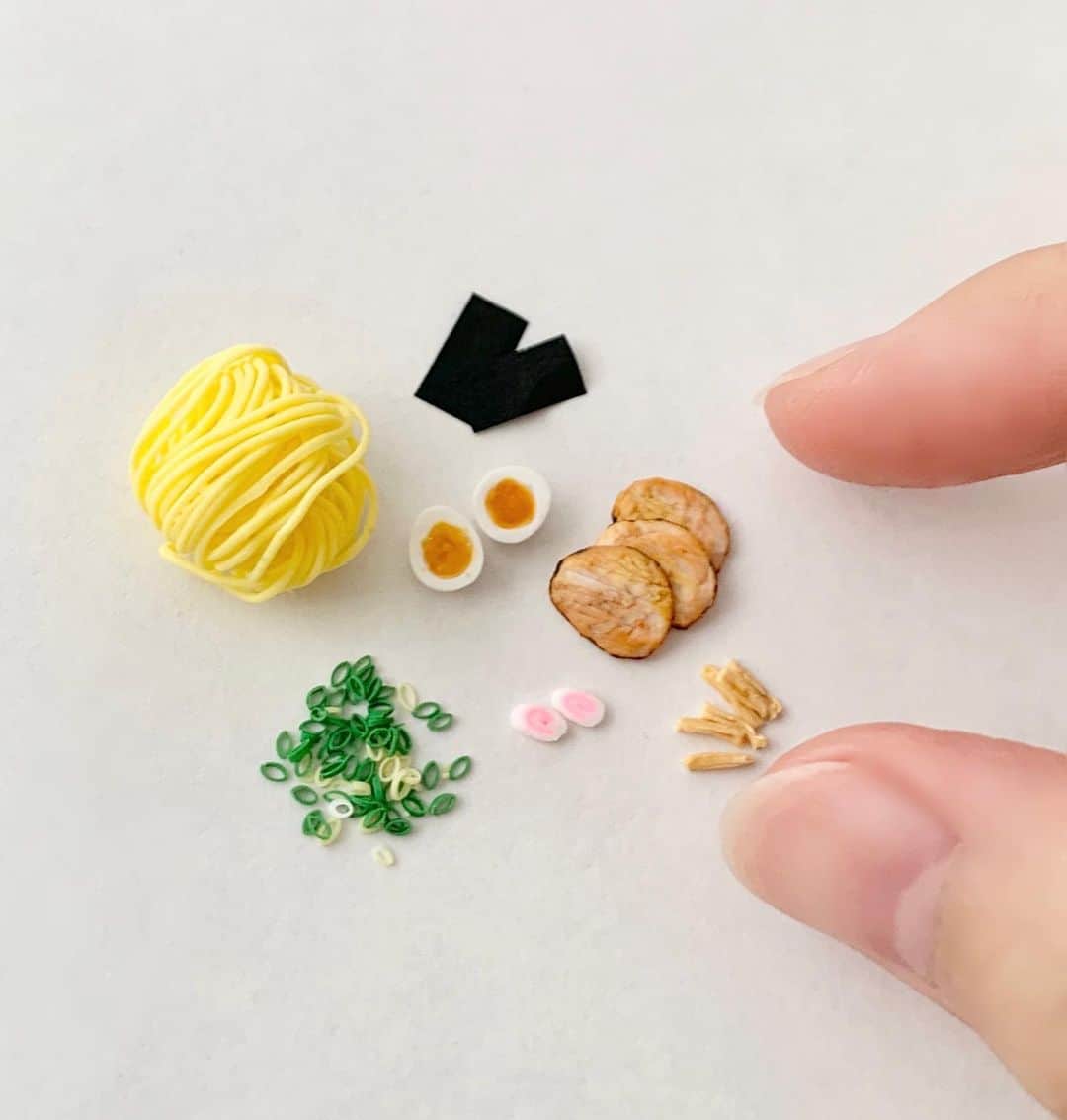 のインスタグラム：「玉子麺と具材。  どんぶりとスープはどこ行った？  Egg noodles and ingredients. Where did the ramen bowl and soup go?  #仙名彩世#ハンドメイド#ミニチュアフード#ミニチュア#sennaayase#handmade#miniaturefood#miniature#手工制作#微型#微型食品#센나아야세#핸드메이드#미니어처#미니어처푸드」
