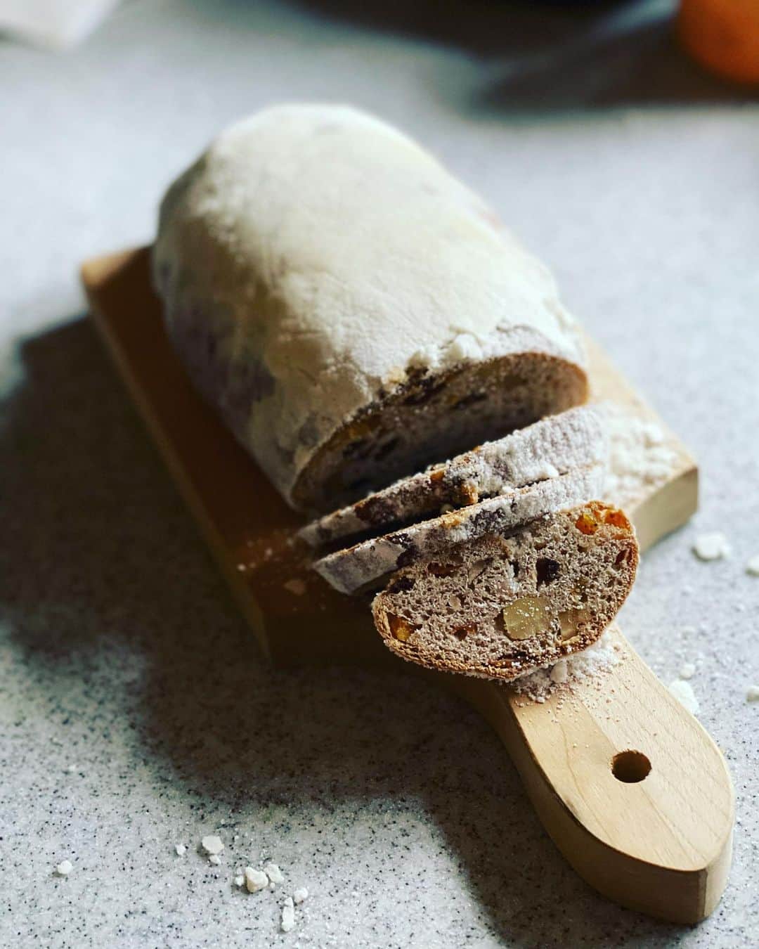 のインスタグラム：「🎄タロー屋さんのゆず酵母のシュトレン❣️So GOOD👍🏼👍🏼👍🏼👍🏼👍🏼 🤶🏻Taroya's X'mas Stollen is made with Yuzu citrus fruit and is super DELISH❣️ 🎄🎄🎄🎄🎄🎄🎄🎄🎄🎄🎄🎄  @taro__ya #stollen #シュトレン #クリスマス #yuzu #ゆず」