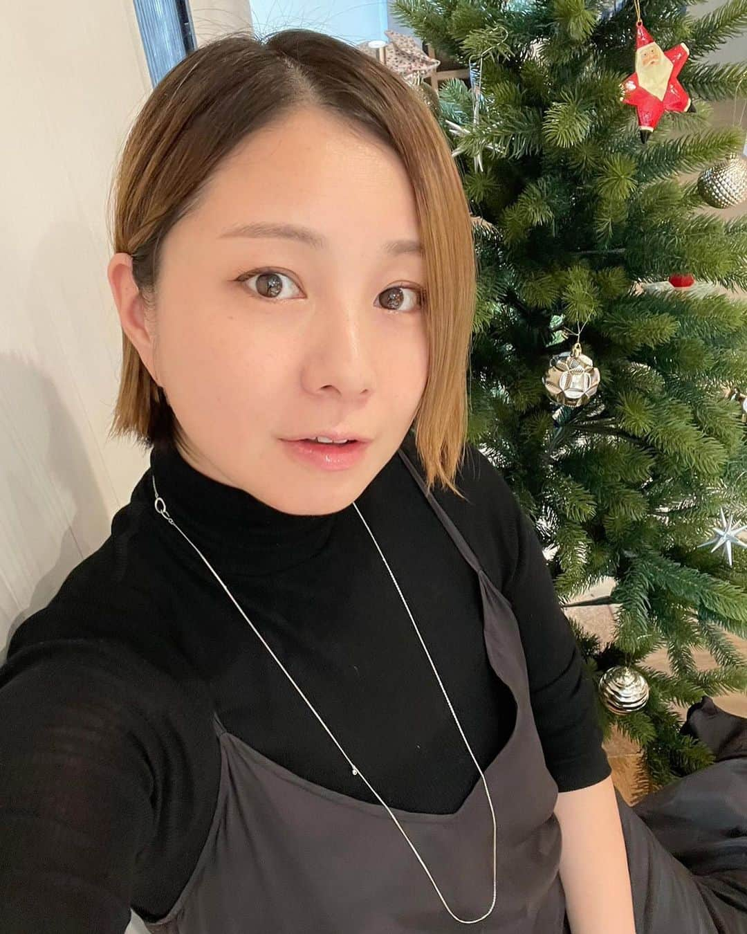 田中美保のインスタグラム：「@4c_jewelry  さんのジュエリー♡ 私は普段カジュアルライクな服装が多いけど4℃のジュエリーをつけると大人っぽく華やぐ😳😳  ネックレスは長いままつけても可愛いし二重にしても可愛い😍  長いままだとカジュアルにも行けるし 二重だと少しエレガント🤏 色々なシチュエーションで活躍しそうです🤔🤔🤔  ブレスはキャシャなのにインパクトあってコレまた可愛い🤭  １年間頑張った自分にご褒美プレゼント🎁したくなりますね🤫  #ヨンドシー #ジュエリー #クリスマス #ご褒美 #pr」