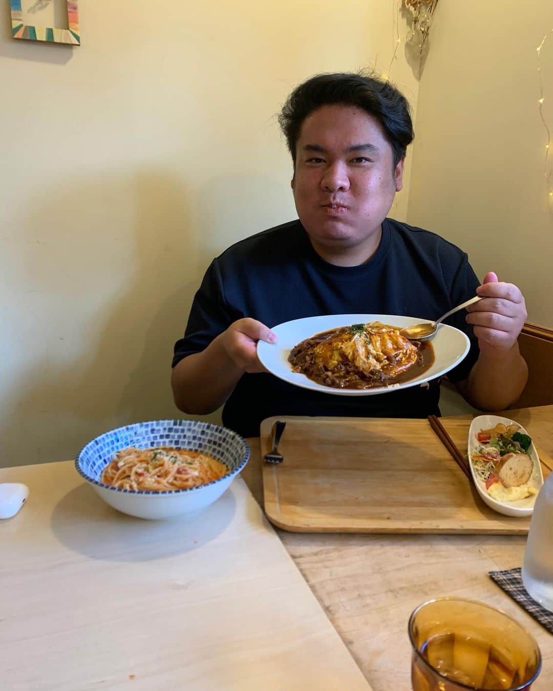 津田篤宏のインスタグラム：「滋賀の仕事終わり兄貴の店にマネージャーと来た 会社にはダイエットしてるいうてるのにめちゃくちゃ食うてる #clapdining  #ごいごいすー」