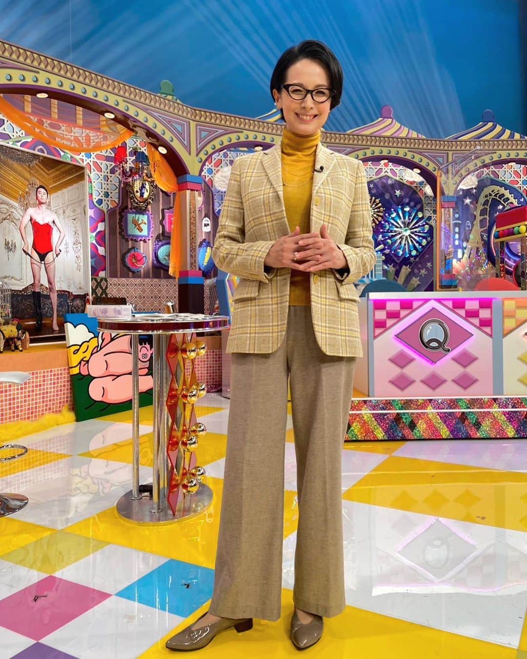 野村真季のインスタグラム：「#有吉クイズ   12/6放送  有吉さんが2023カレンダー撮影に挑みます！  #着用衣装  温かみのあるイエロー系で。 先生みたい、と昔からよく言われます、笑。  #テレビ朝日 #野村真季 #野村アナ」